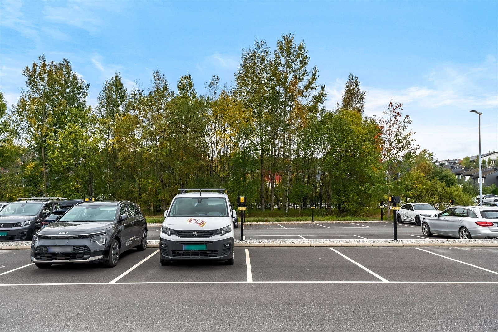 Det disponeres en utendørs parkeringsplass med ny elbil-lader. Galleribilde