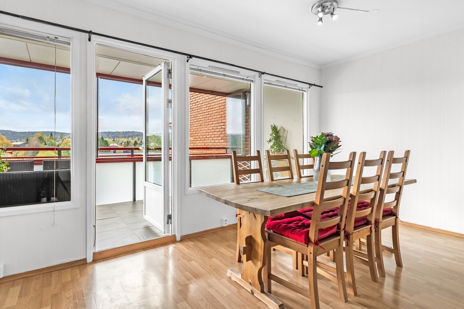 Fra stuen og kjøkkenet er det utgang til en romslig, innglasset balkong som forlenger oppholdsarealet og gir en lys og luftig atmosfære. Galleribilde