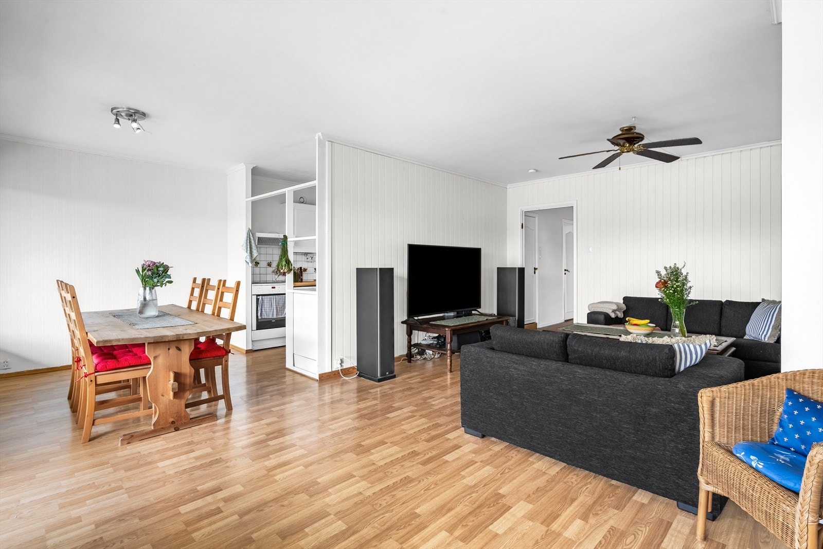 Stuen har god plass til både sofagruppe og spisebord, noe som gjør det enkelt å møblere etter egne behov. Galleribilde