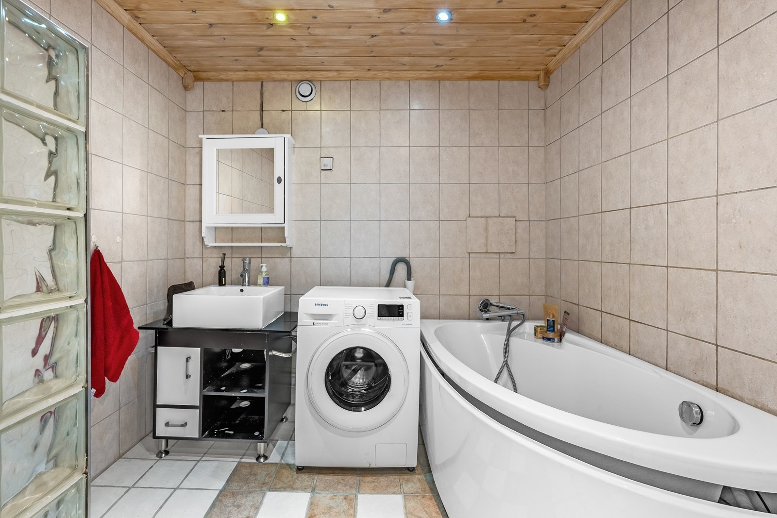 Badet har en eldre standard og er i behov av oppussing, noe som gir deg muligheten til å skape et rom som passer dine preferanser og stil. Galleribilde