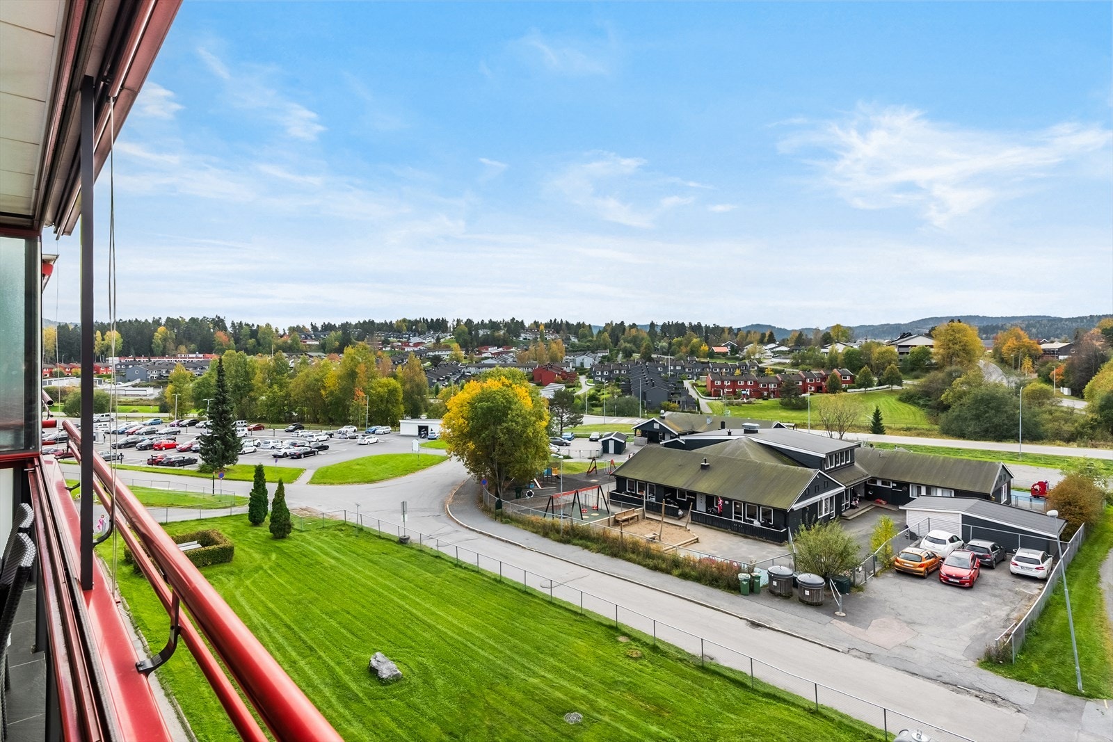 Den høye plasseringen gir deg et luftig perspektiv over nærområdet, og de store vinduene slipper inn mye naturlig lys samtidig som du kan beundre utsikten året rundt. Galleribilde