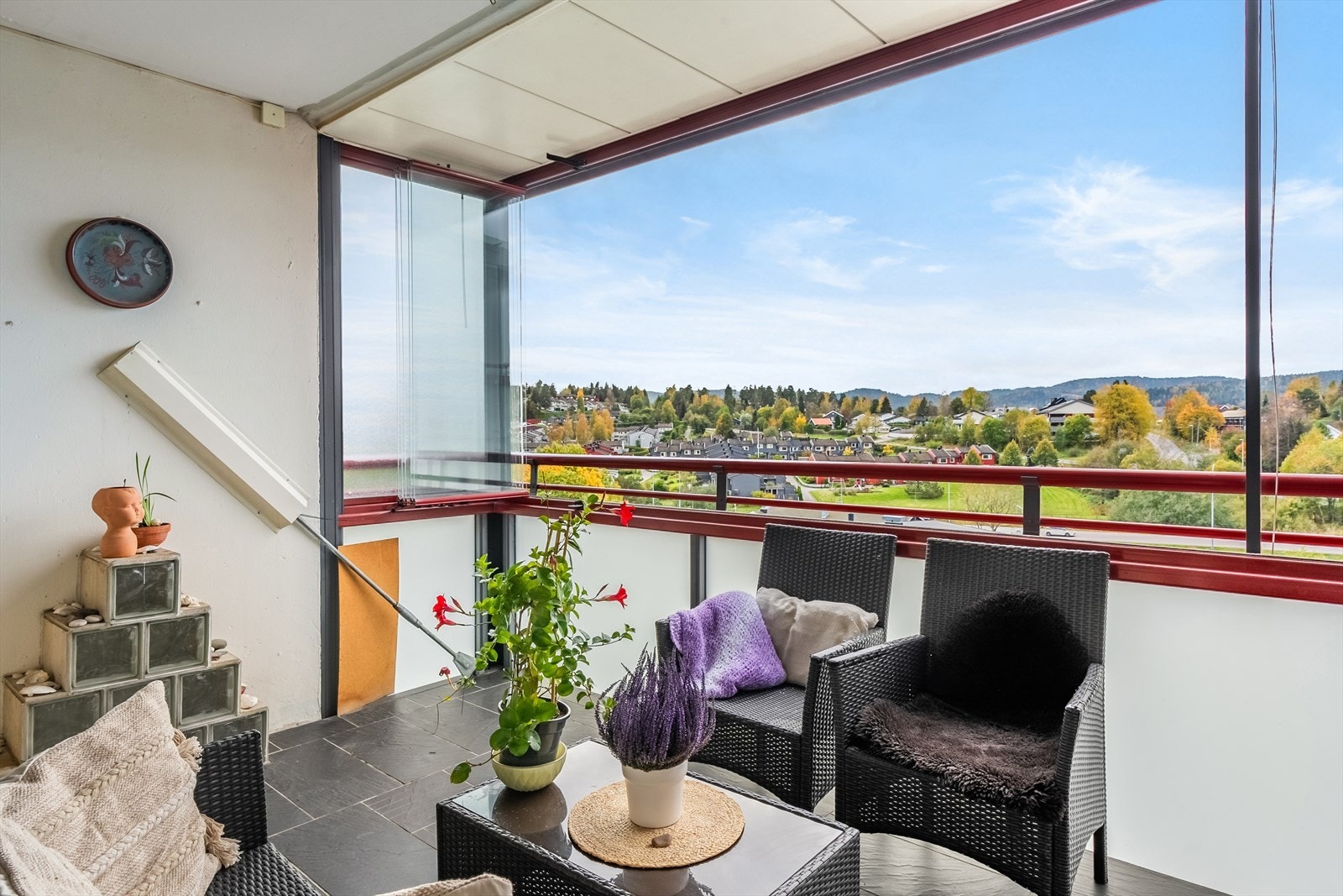 Her er det god plass til møbler, som en koselig sittegruppe, et spisebord og grill, hvor du kan nyte måltider eller bare slappe av med en god bok. Galleribilde