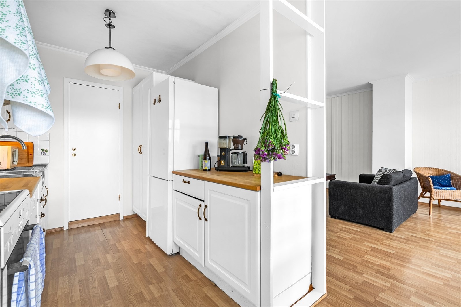 Kjøkkenet har en eldre standard og er i behov av modernisering, men byr på gode muligheter for å skape en funksjonell og trivelig kjøkkenløsning. Galleribilde