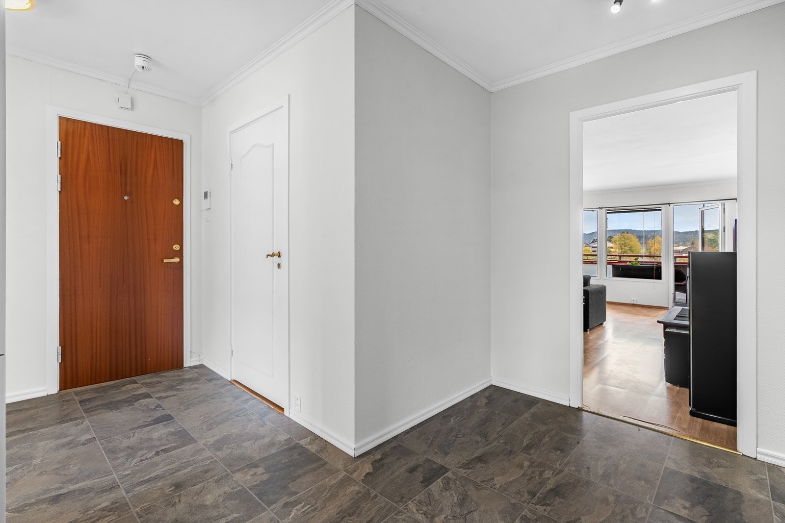 Praktisk bod rett ved entréen gir enkel tilgang til oppbevaring av klær, sko og andre eiendeler. Galleribilde