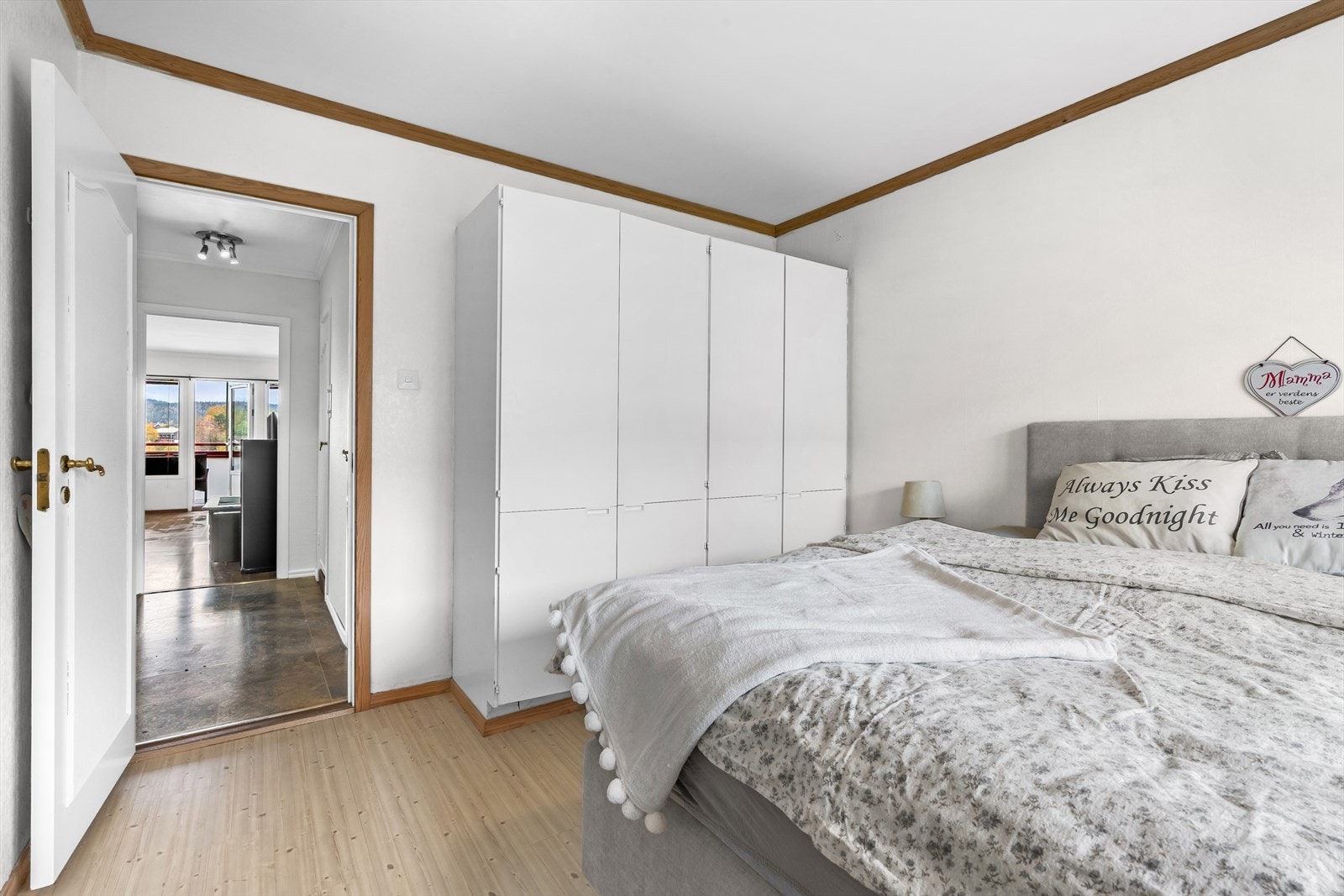 Lyst og romslig hvedsoverom. Galleribilde