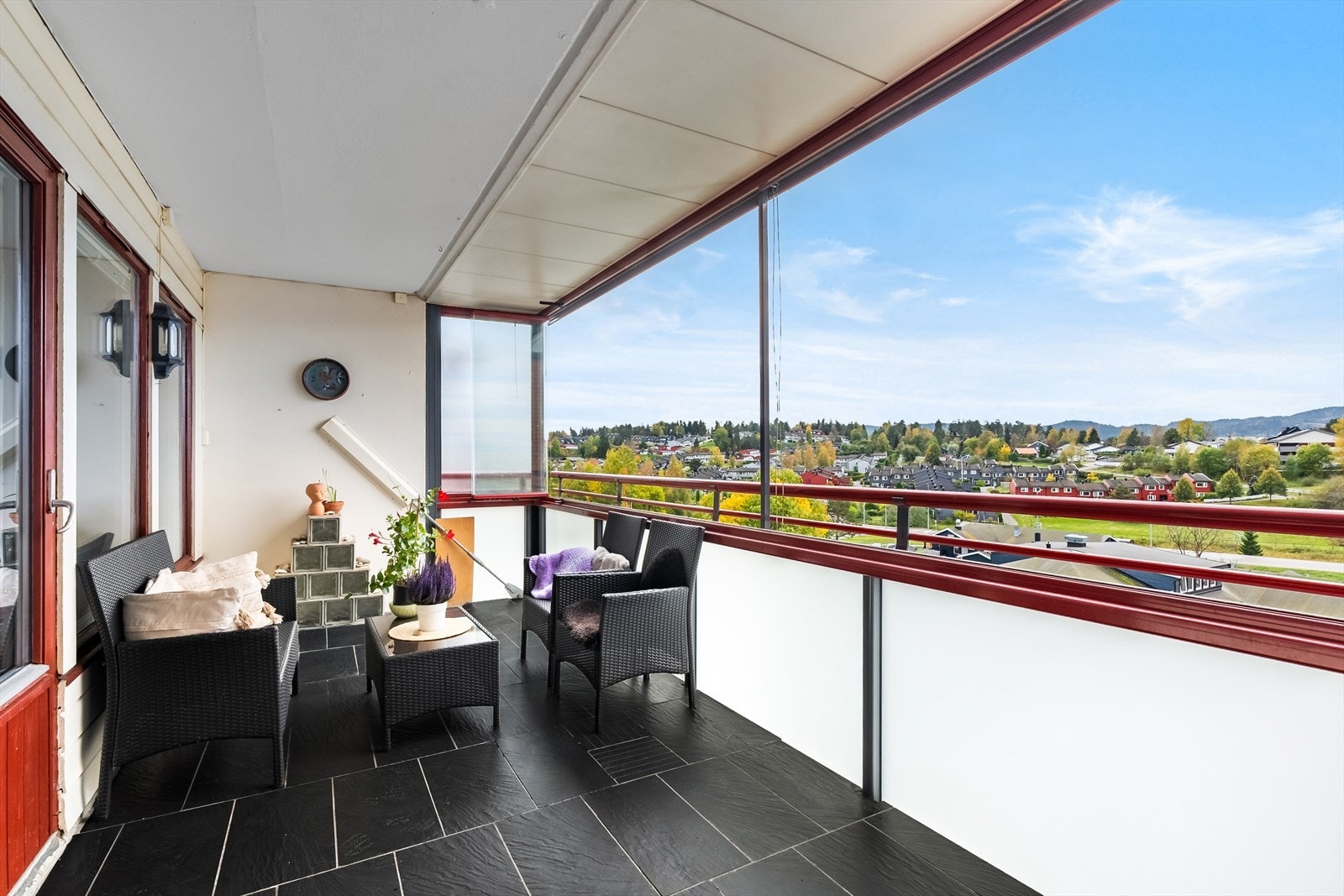 Sisilie Berg i Nordvik Frogner har gleden av å presentere Snøklokkeveien 5. En romslig 4-roms toppleilighet med attraktiv planløsning i et familievennlig og sjarmerende nabolag. Galleribilde