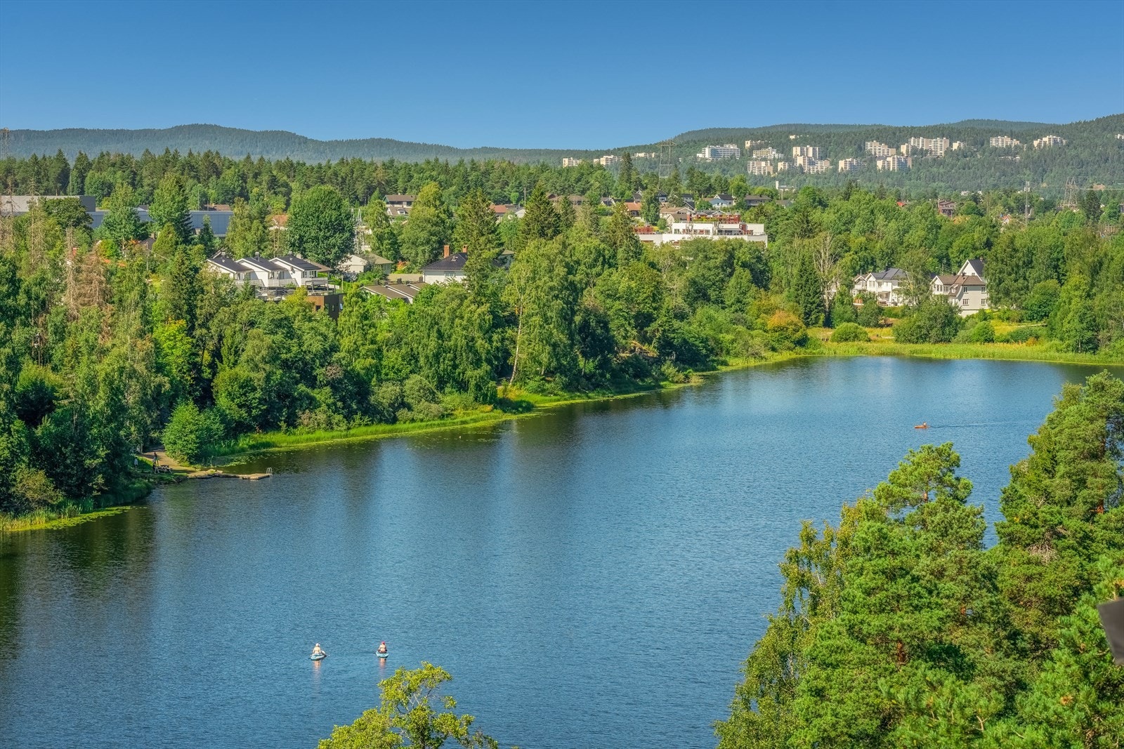Langvannet. Området er kjent for sine vakre turområder og flotte friluftsmuligheter, inkludert idylliske stier langs vannet, perfekte for både gå- og joggeturer. Galleribilde
