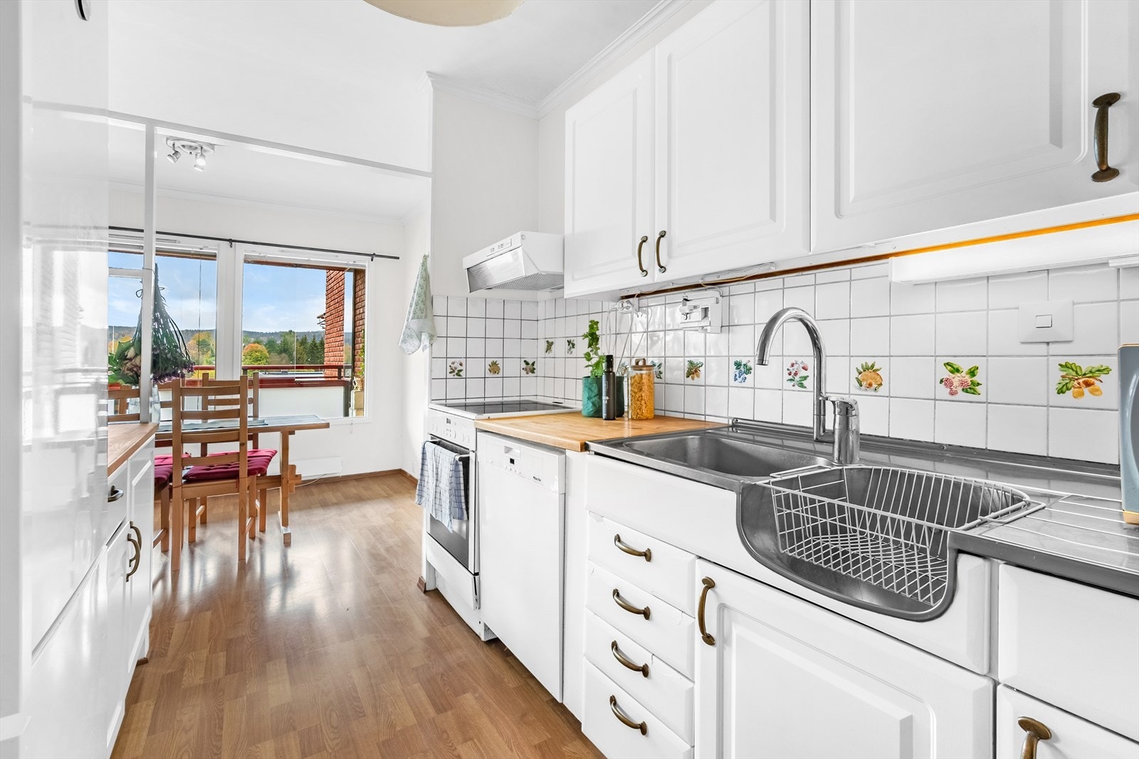 Det er også rikelig med plass til et langstrakt spisebord, perfekt for hyggelige måltider med familie og venner. Galleribilde