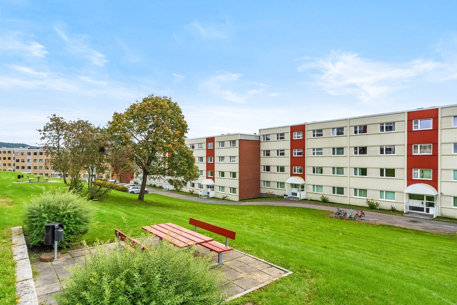 Borettslaget er pent opparbeidet med store grøntarealer som innbyr til lek og avslapning. Her finner du flere hyggelige sitteplasser, perfekt for å nyte fine dager utendørs. Galleribilde