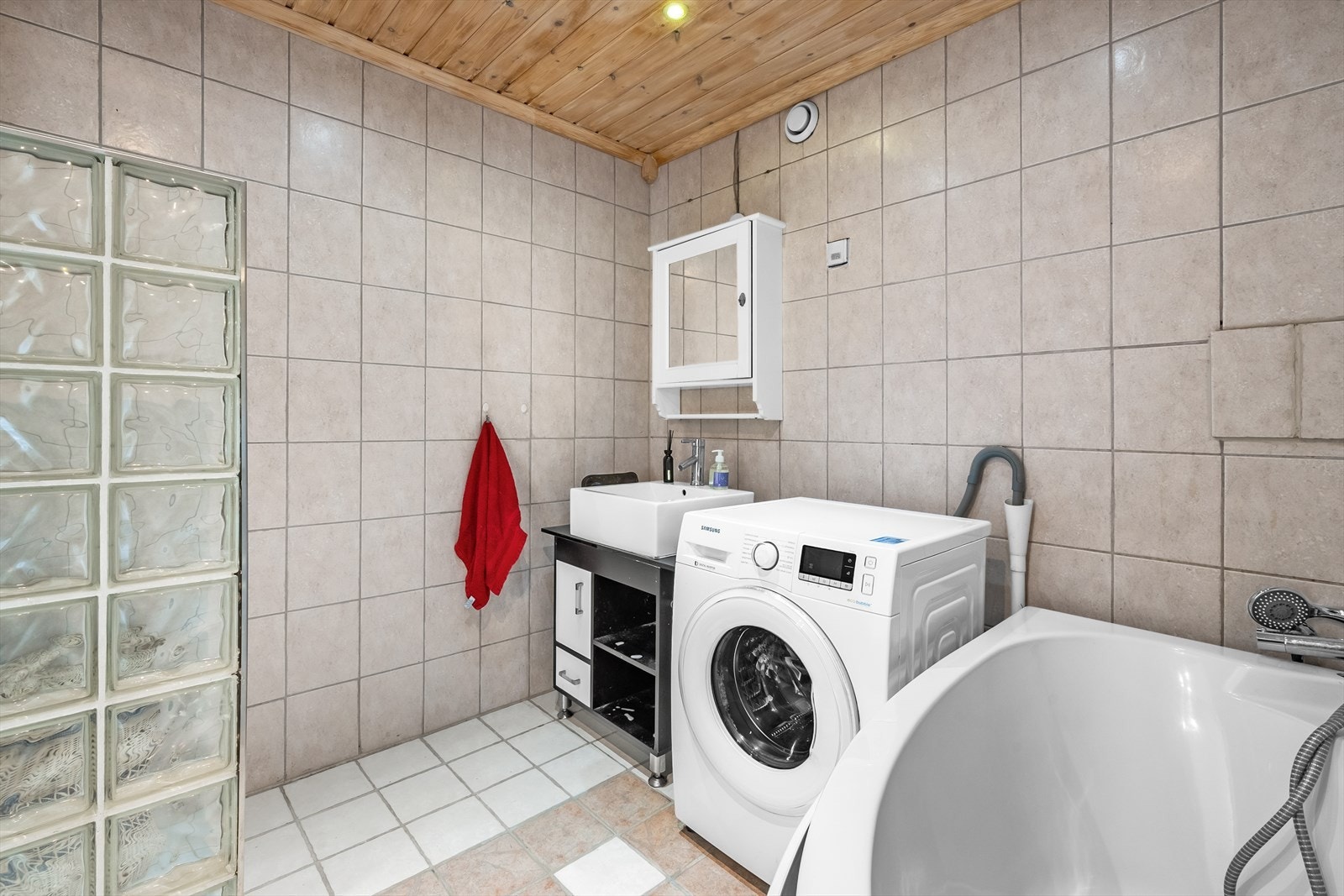 Med god plass til både dusj og eventuelt badekar, kan du designe et funksjonelt og moderne bad. Galleribilde