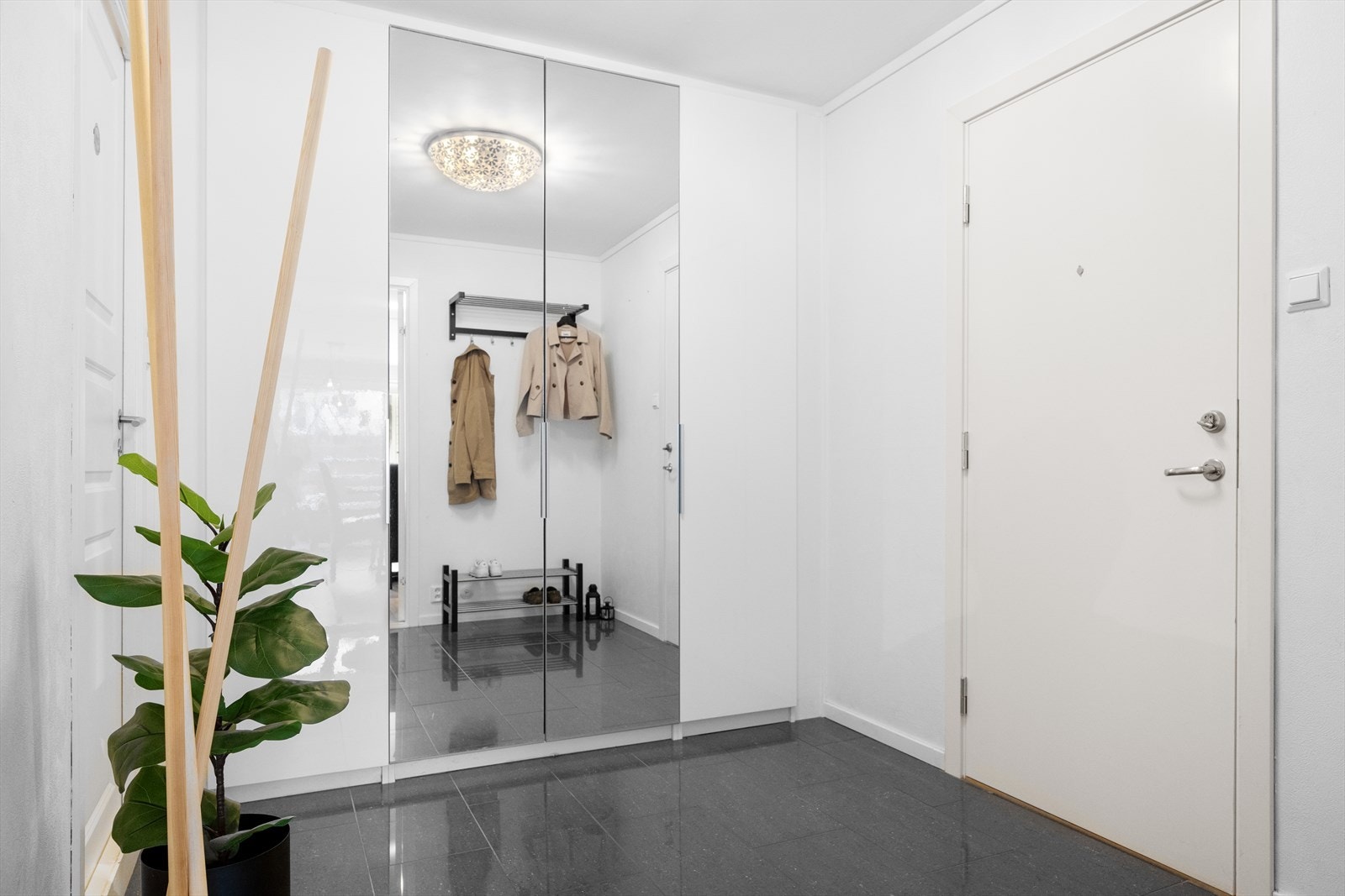 Velkommen inn! Stor entré med gode lagringsmuligheter for tøy / sko Galleribilde
