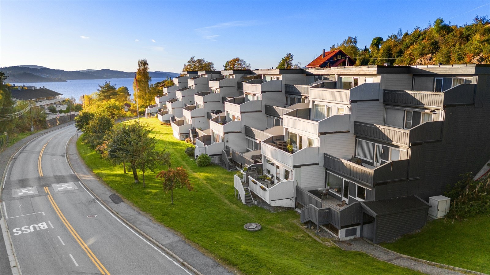 Leiligheten ligger i byggets første etasje og har enkel adkomst fra garasjeanlegget Galleribilde