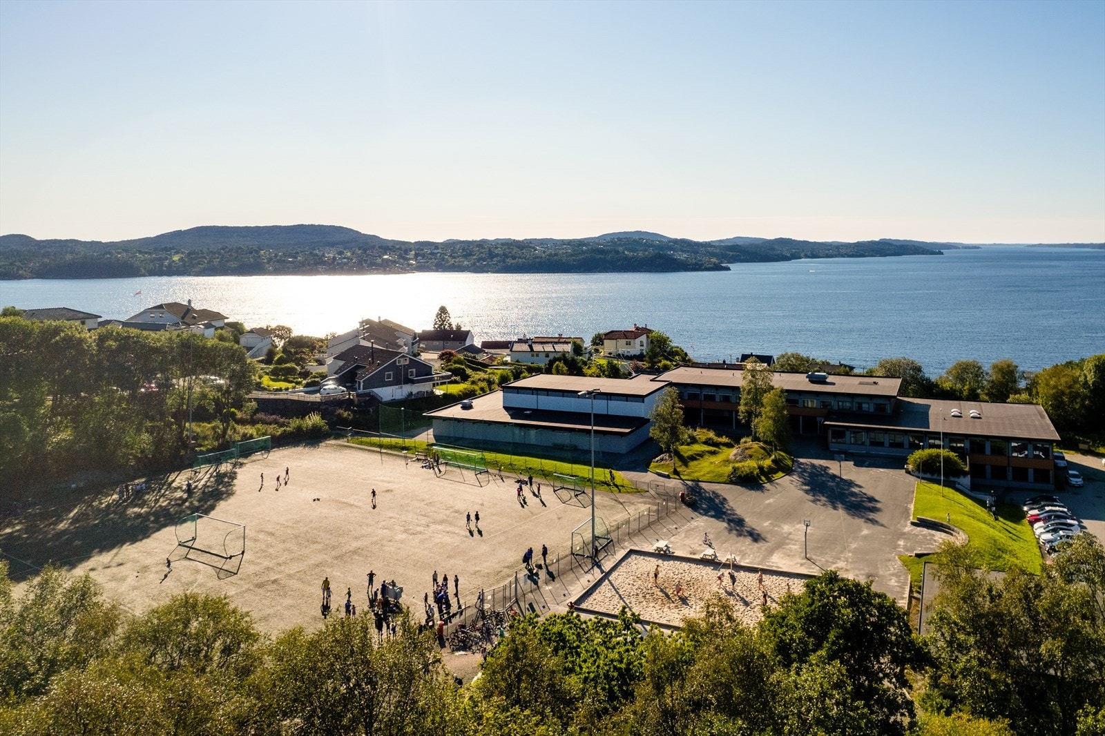 Nærhet til fine aktivitetsmuligheter ved Marikollen skole, samt Toppesanden som er en fin badeplass om sommeren Galleribilde