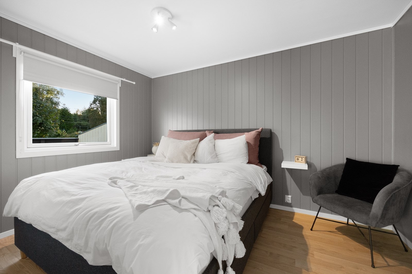 Soverom på ca. 10 m² med god plass til dobbeltseng og nattbord Galleribilde