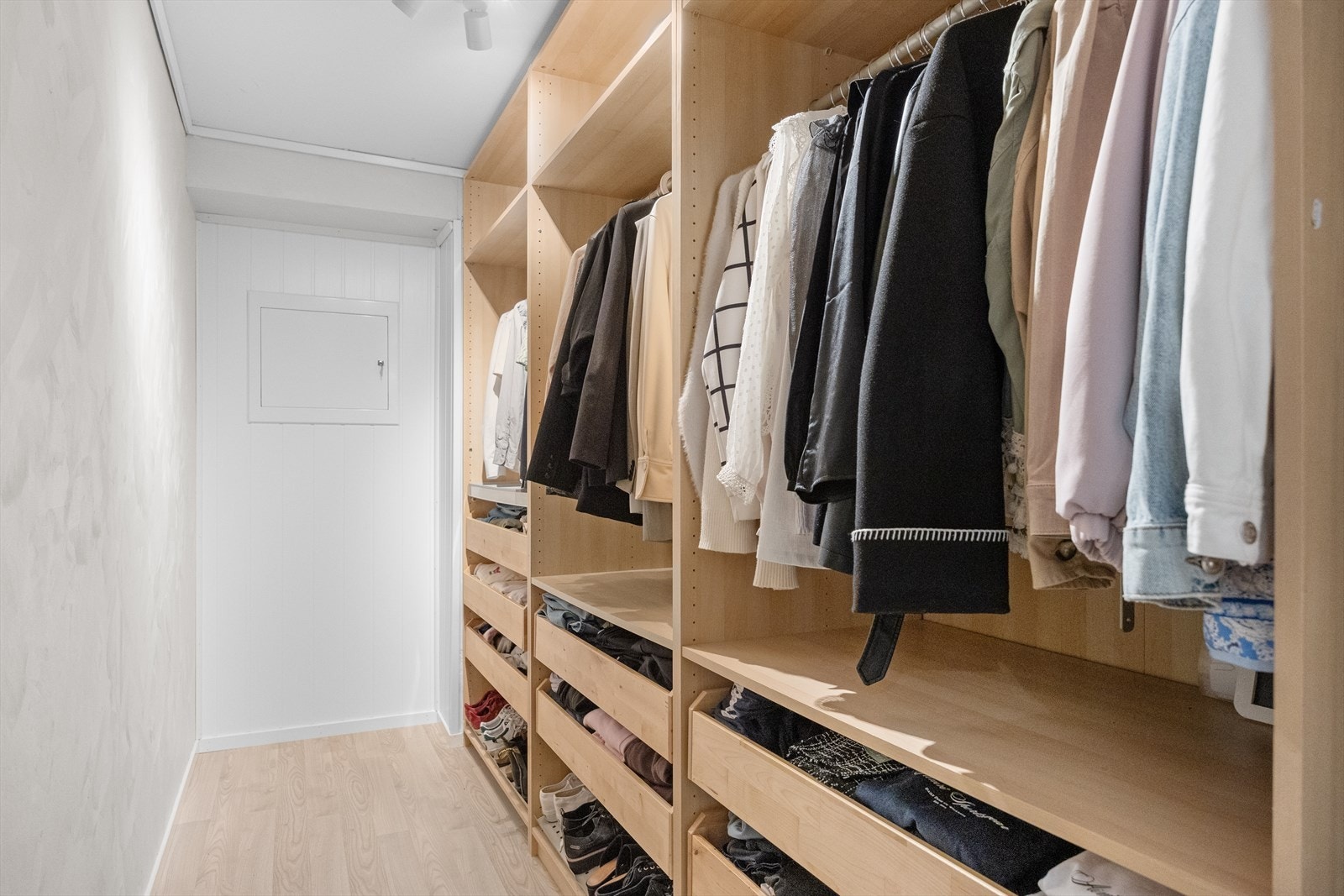 Innvendig bod på 5,5 m², innredet med garderobe. Også ekstern bod på 2,2 m² i samme etasje som leiligheten Galleribilde
