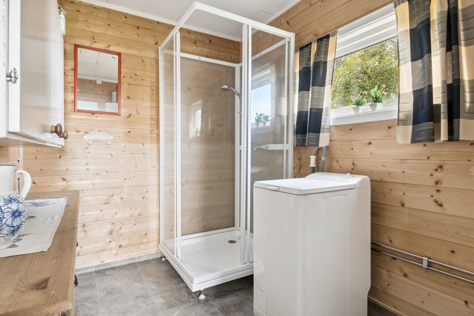 Baderommet er av god størrelse. Her er det dusjkabinett, opplegg for vaskemaskin, toalett og to servanter. Galleribilde