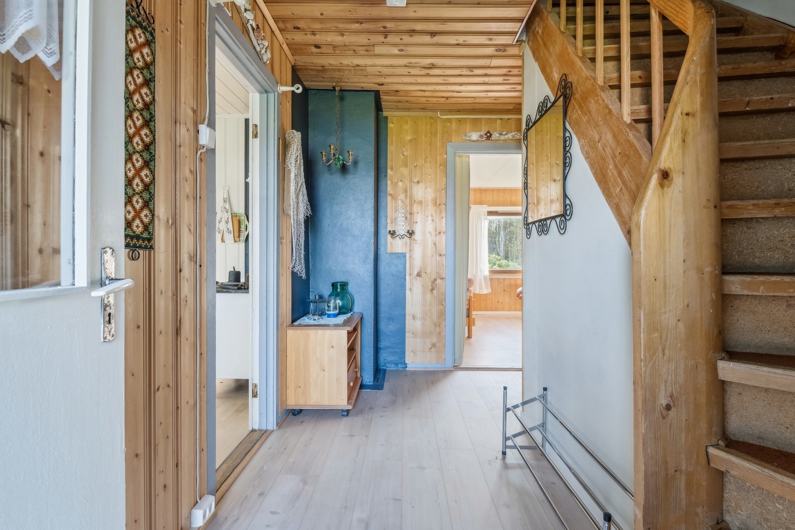 Gangen med god plass for sko og ytterklær. Galleribilde