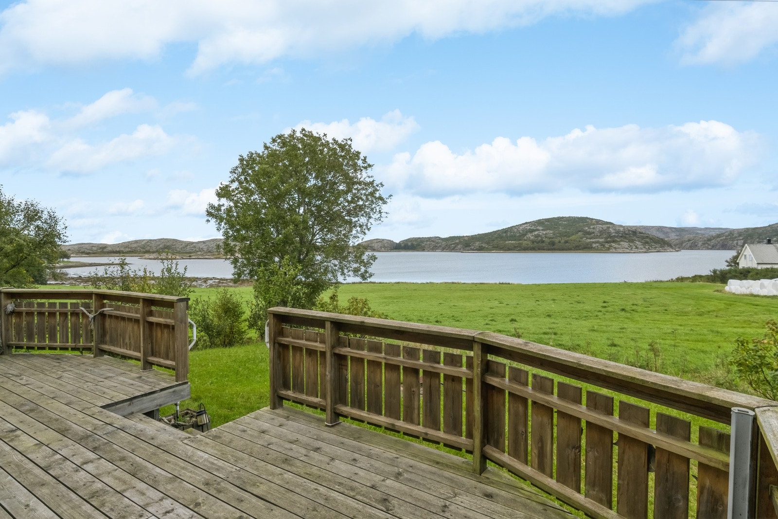 Vakker utsikt og umiddelbar nærhet til sjøen. Galleribilde