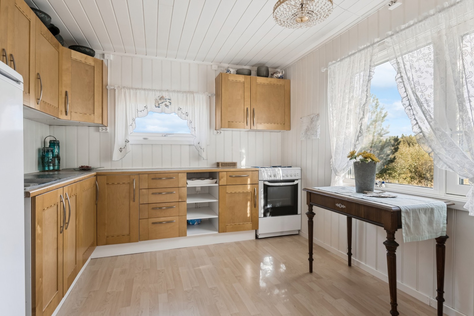 Stort kjøkken (14 kvm) med plass til spisebord. Galleribilde