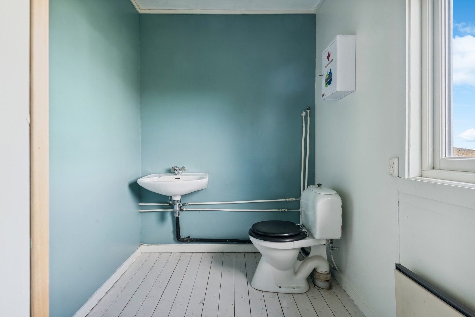 Badet er todelt, med toalettrommet praktisk tilknyttet gangen. Galleribilde