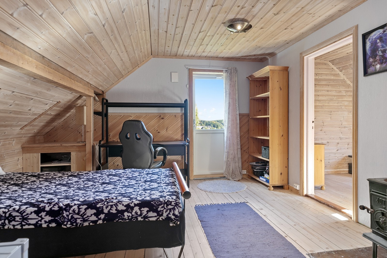 Soverommene er av god størrelse, hovedsoverommet har utgang til egen balkong. Galleribilde