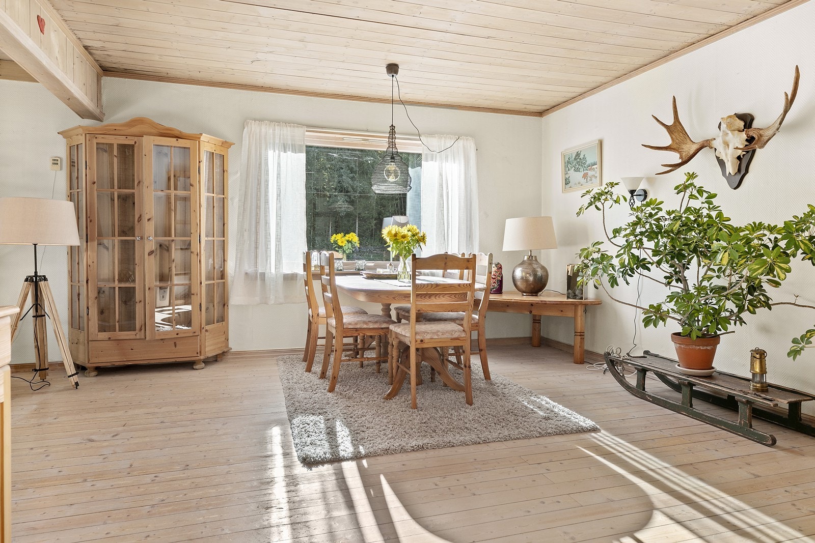 I spisestuen kan du samle familie og venner til hyggelige middagsselskaper. Galleribilde