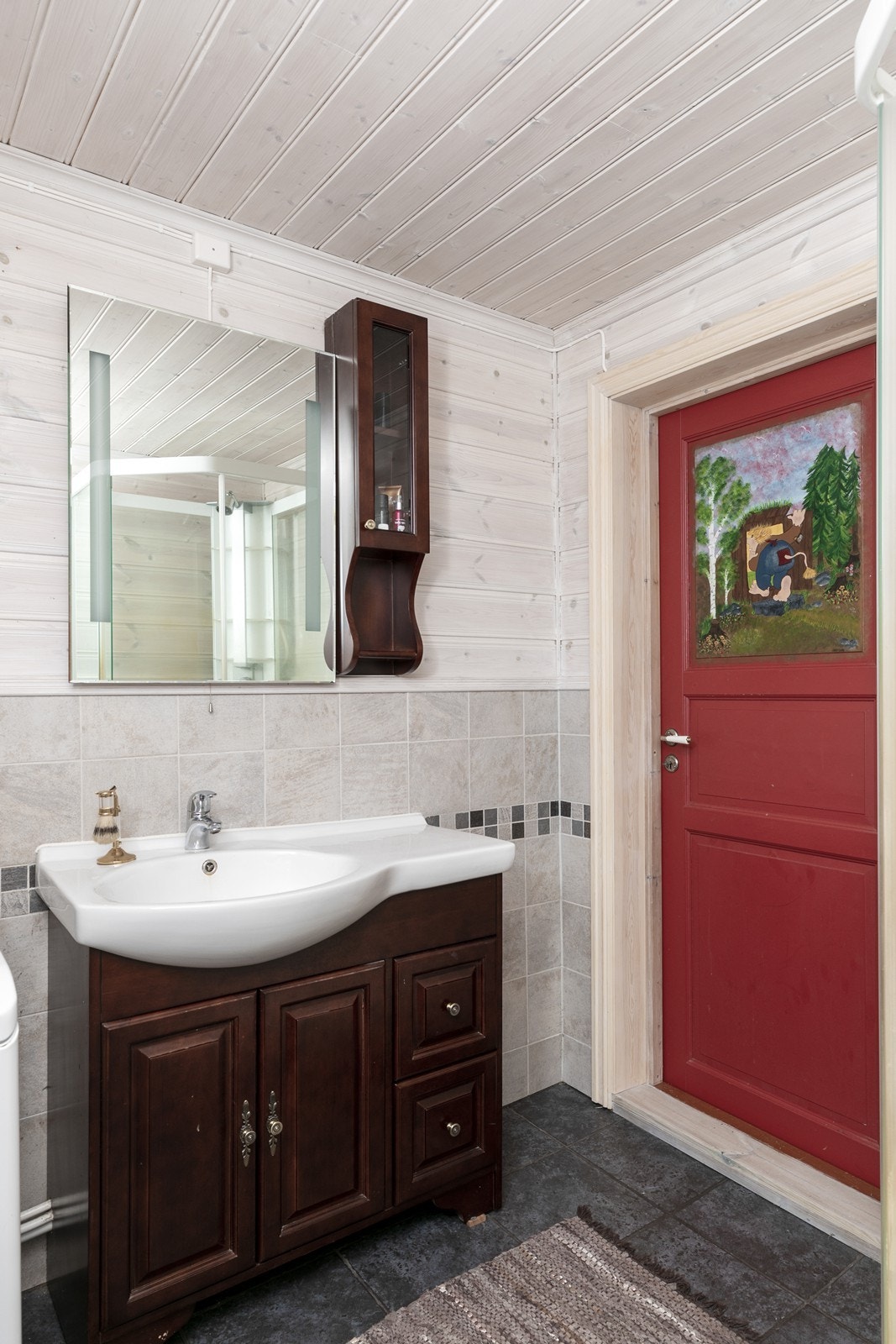 Servant med tilhørende romslig servantskap for god oppbevaring av baderomsartikler. Galleribilde