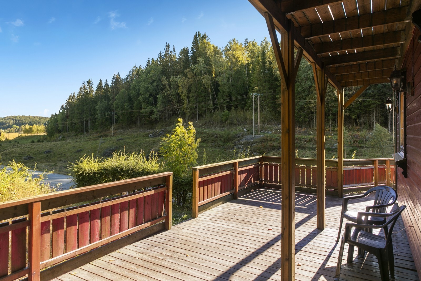 Terrassen er vendt mot sydvest og har god plass til både solsenger og spisegruppe. Galleribilde