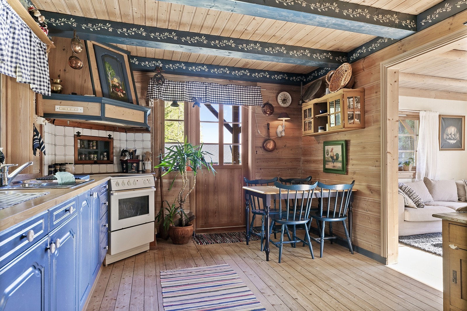 Kjøkkenet ligger praktisk plassert med adkomst både fra hall og stue. På de varmeste dagene kan måltidene enkelt nytes utendørs da kjøkkenet har direkte adkomst til terrassen. Galleribilde