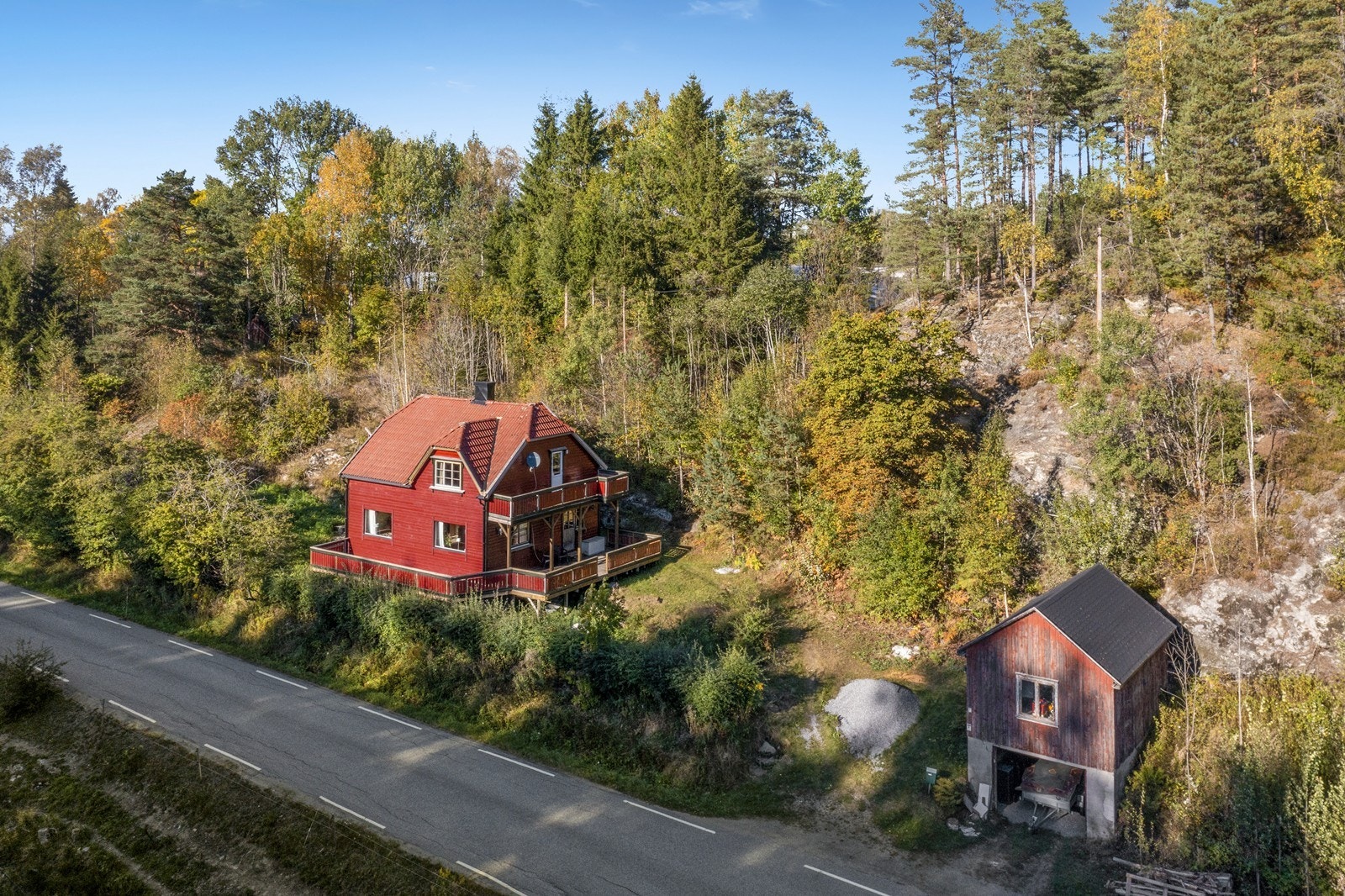 Eiendommen består av enebolig og frittstående garasjebygg med bodrom. Galleribilde