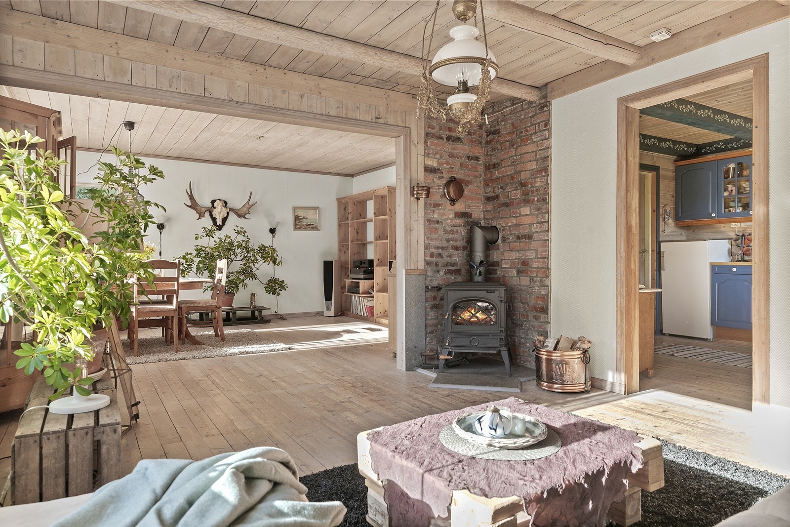 Peisovnen er plassert sentralt i stuen og gir både lun varme og peishygge på kjøligere dager. Galleribilde