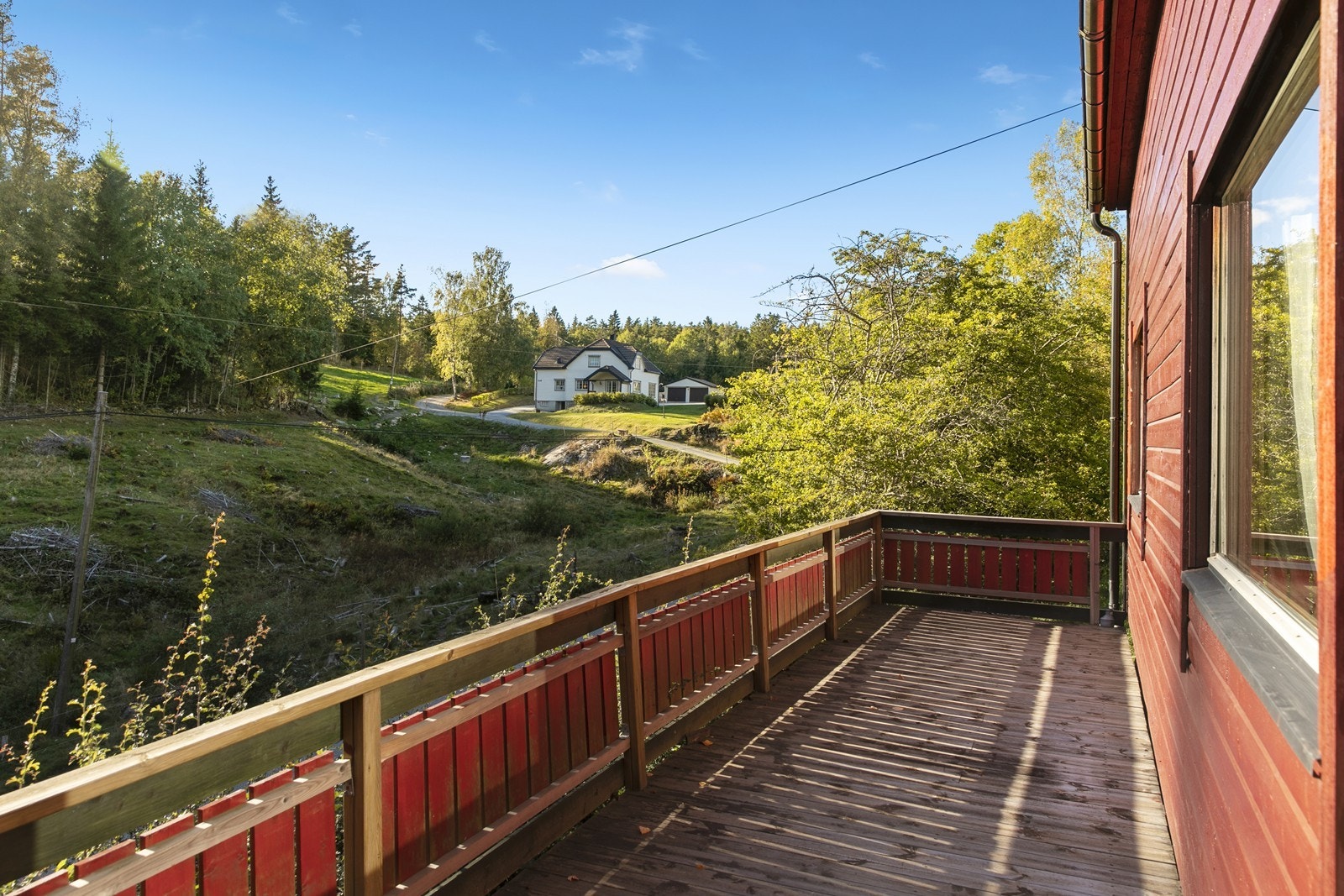 Sydvestvendt terrasse med gode solforhold dagen gjennom. Umiddelbar nærhet til skogområder. Galleribilde