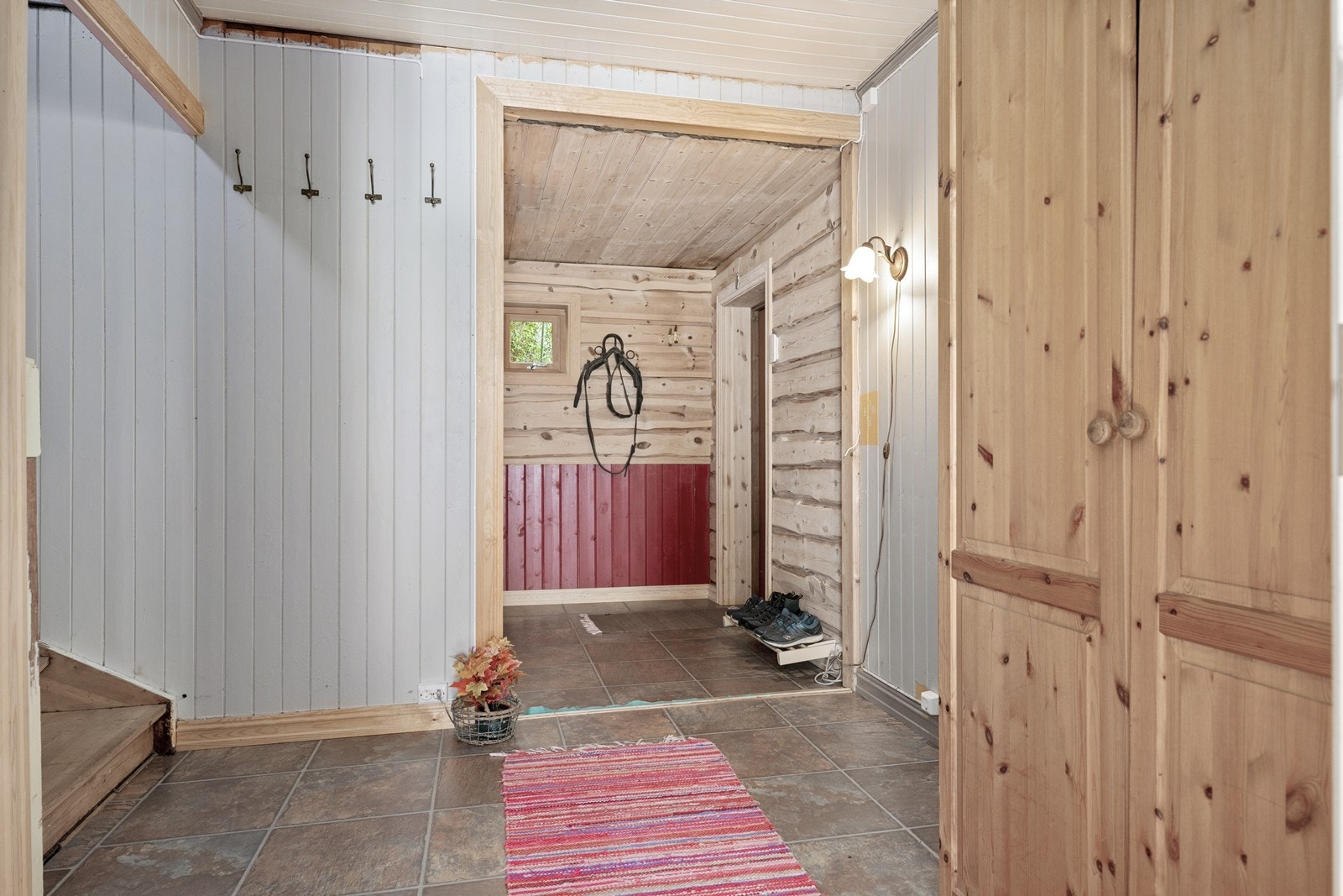 Romslig entré med god plass til både garderobeløsning og en kommode eller benk om ønskelig. Galleribilde