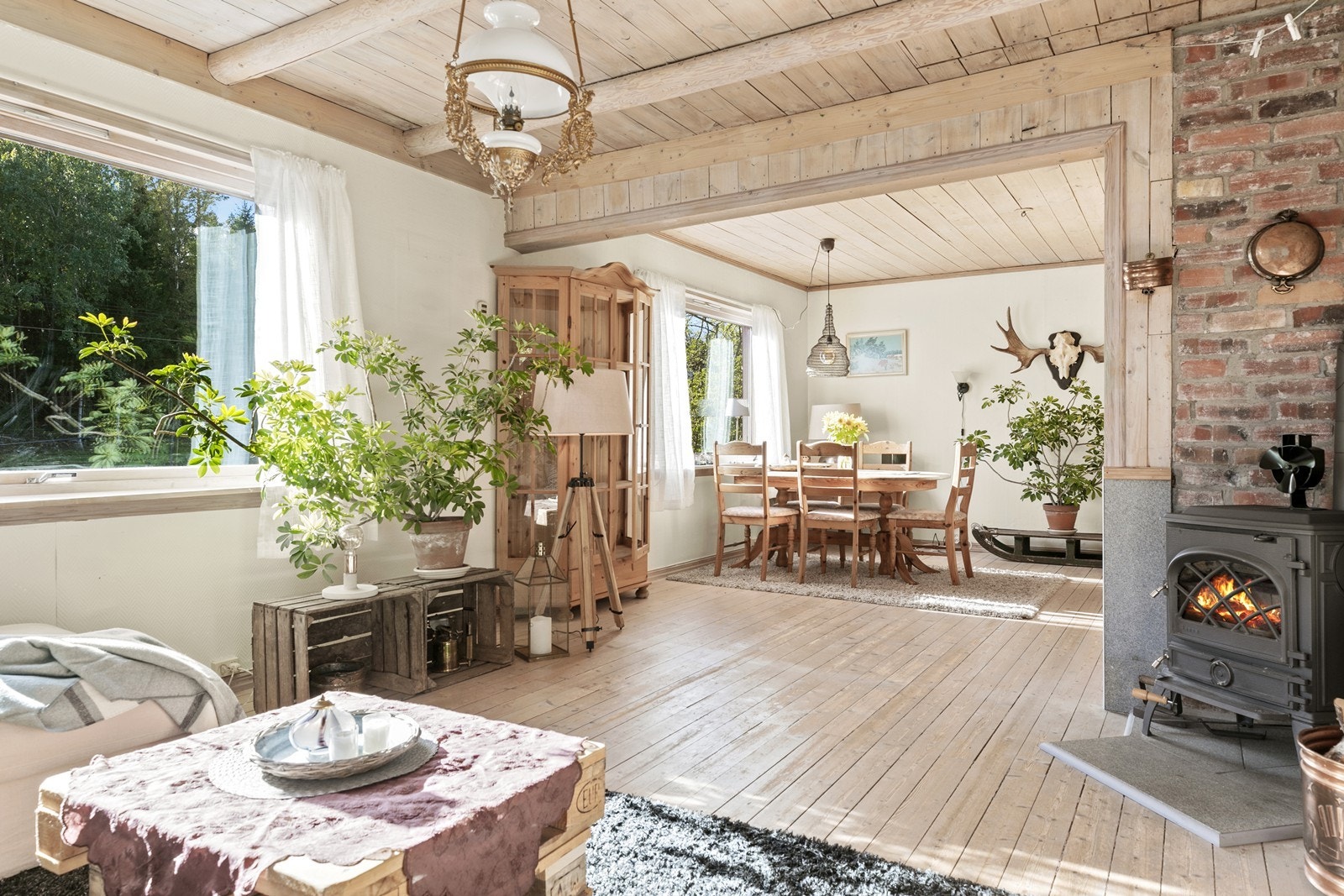 Stuen er sjarmerende innredet med heltre furugulv, lysmalte vegger og panel i himling. Galleribilde