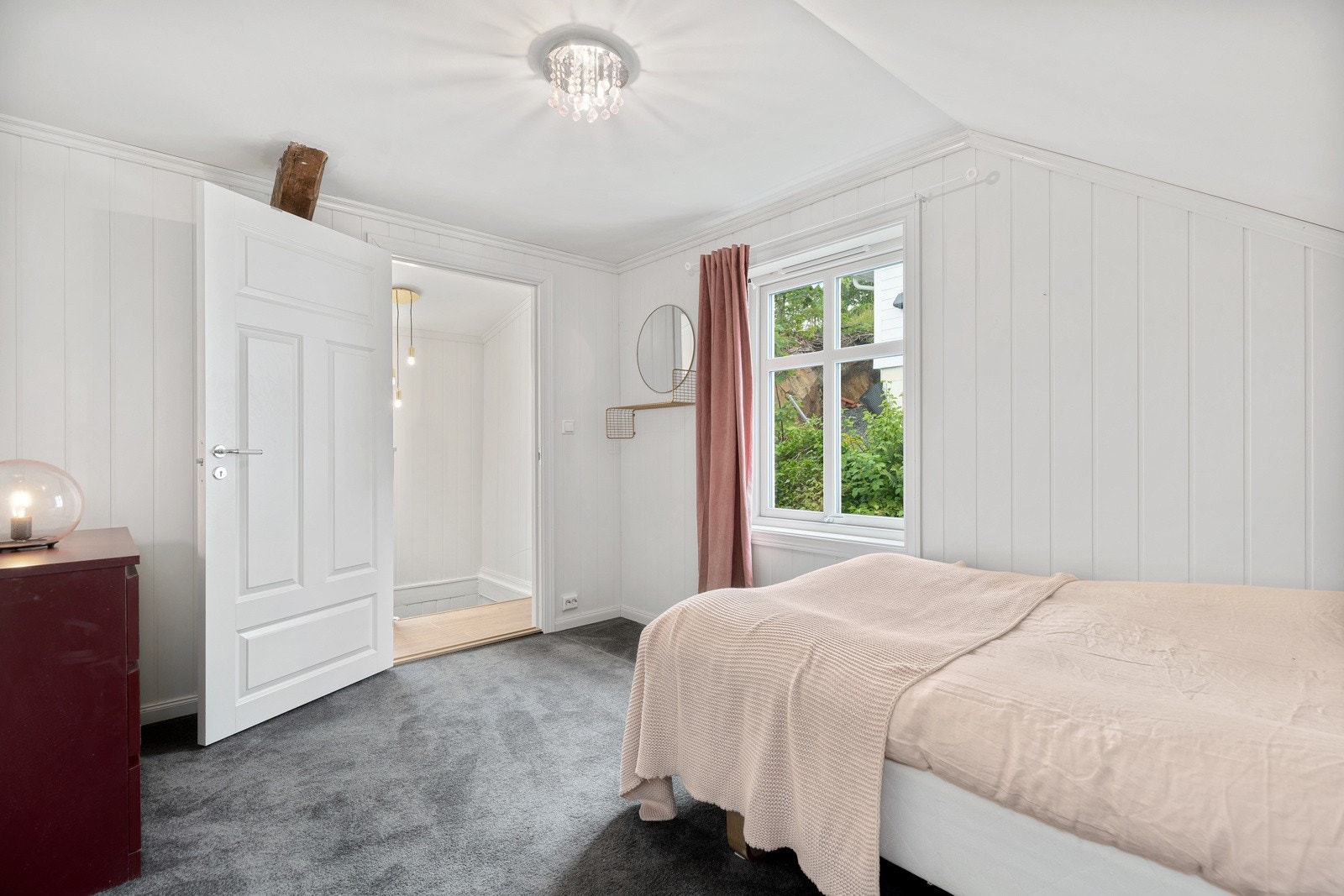 Et lunt teppegulv bidrar til en behagelig atmosfære på soverommene. Galleribilde