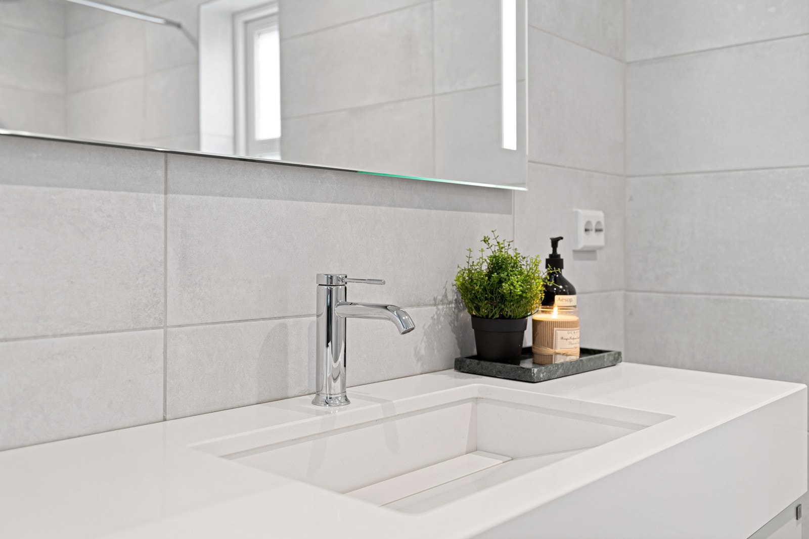 Den moderne baderomsinnredningen understreker det stilrene utrykket. Galleribilde