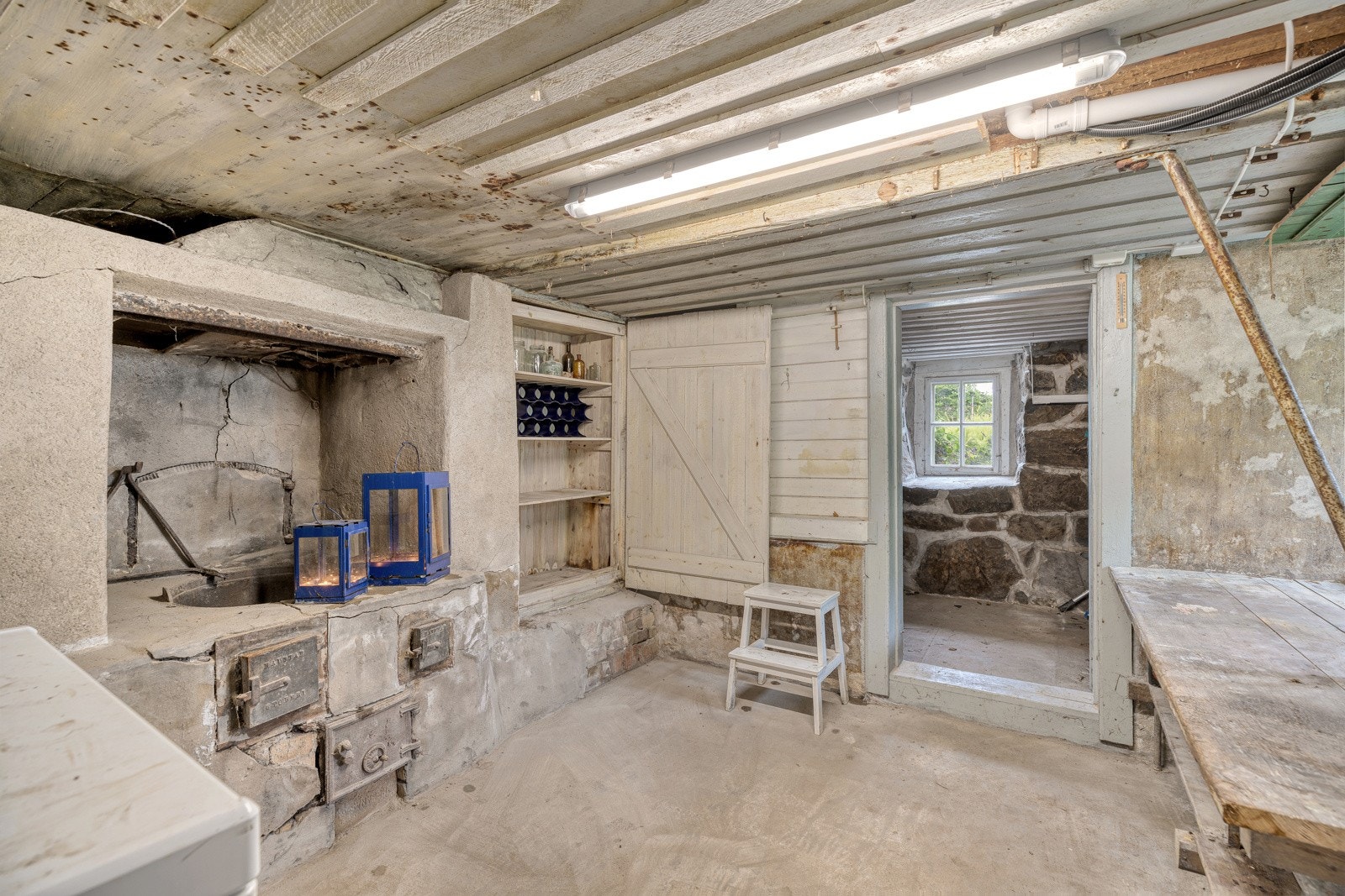 Boligen har godt med ekstra lagringsplass i kjelleren og uteboden. Galleribilde