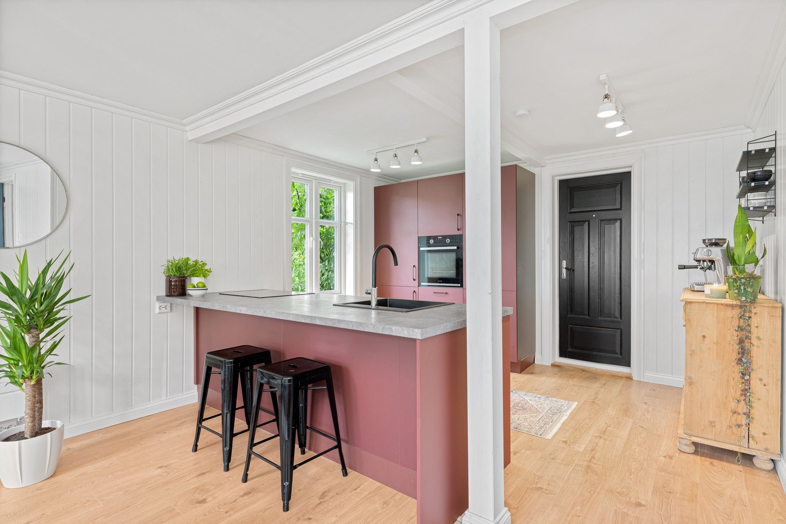 Kjøkkenøya er perfekt til måltider og gode samtaler, men også for lekselesing mens maten lages. Galleribilde