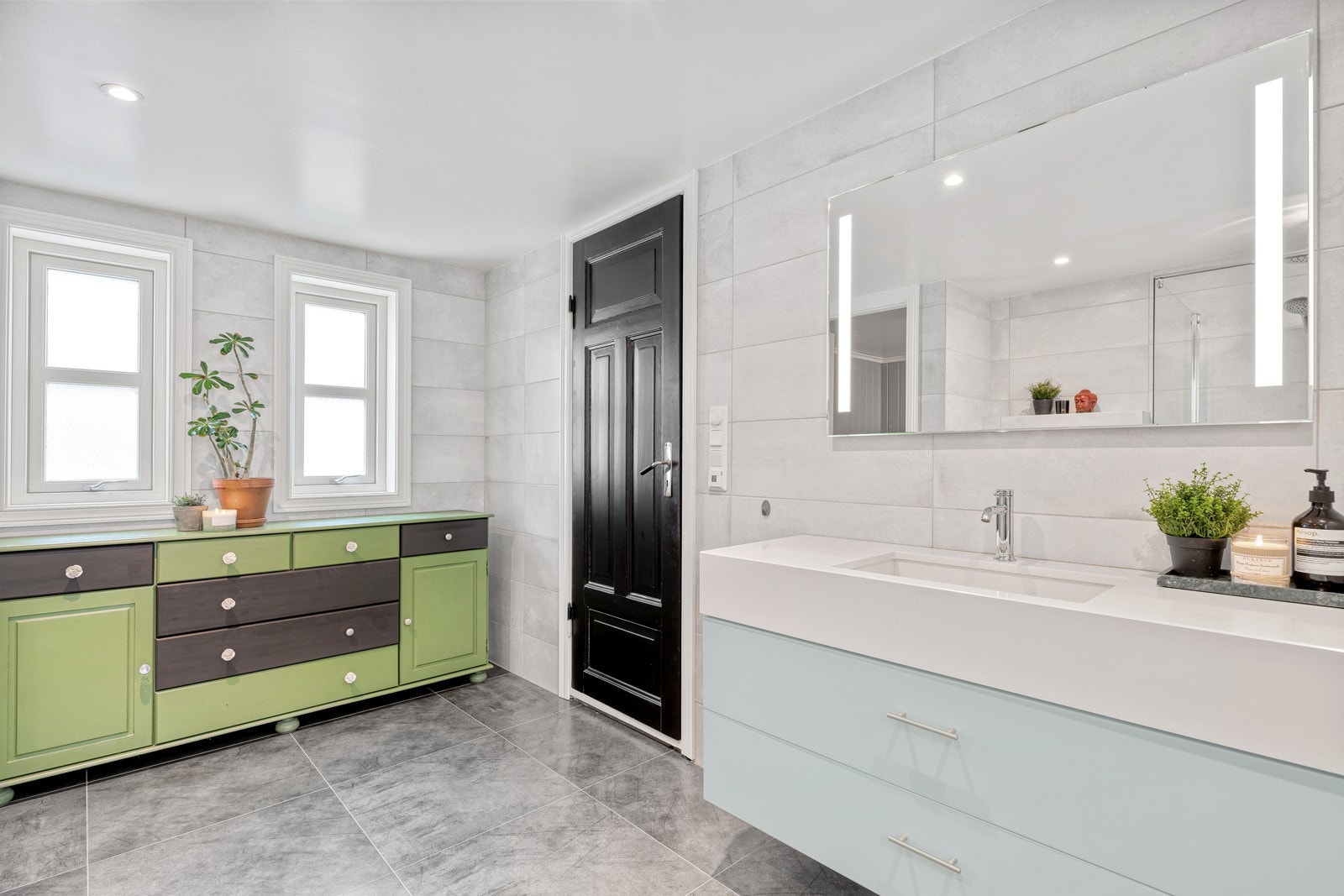 Badet har god plass til oppbevaring av håndklær og hygieneartikler. Galleribilde