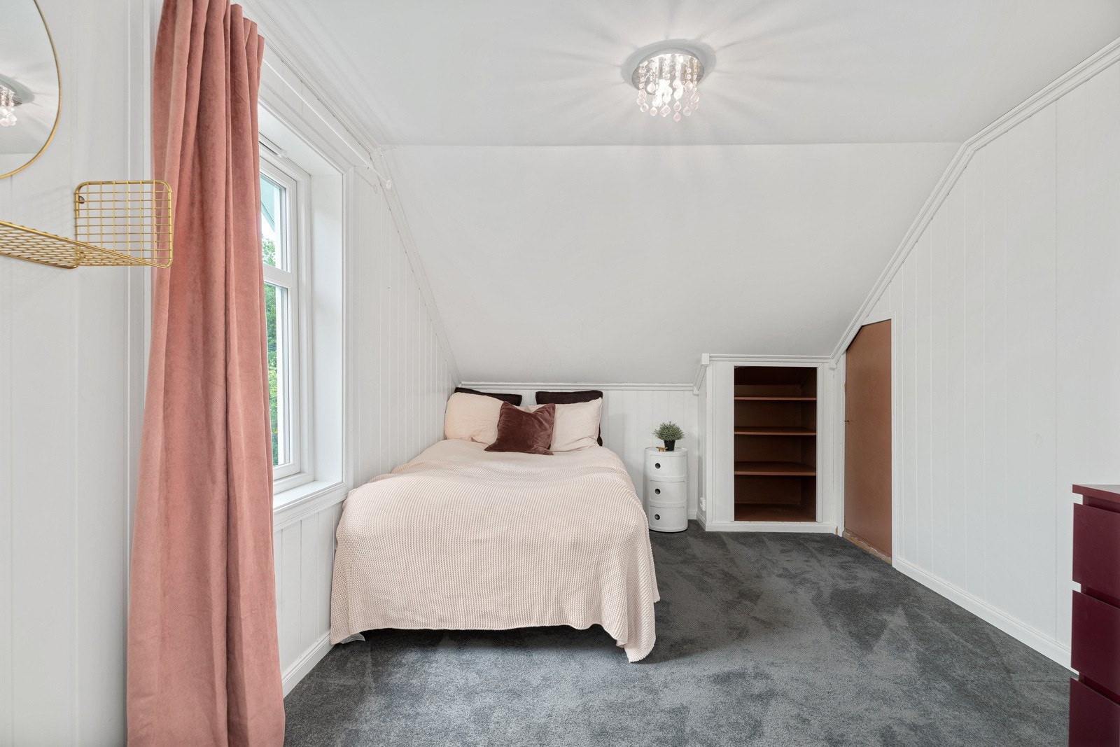 Et av soverommene har oppbevaringsplass i en egen bod. Galleribilde