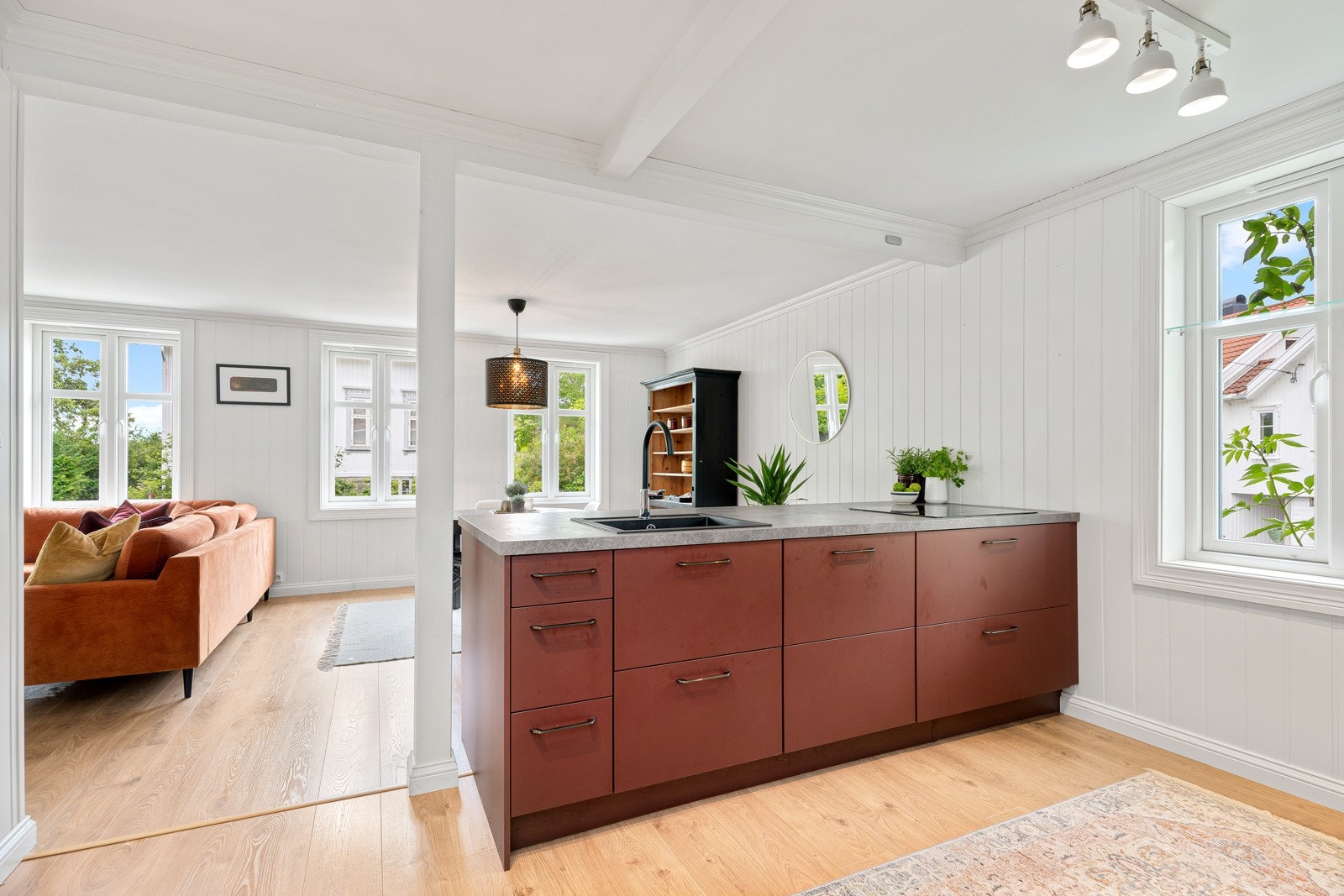 Ut mot stuen er det etablert en stor kjøkkenøy med integrert benkeventilator og rom for flere sitteplasser. Galleribilde