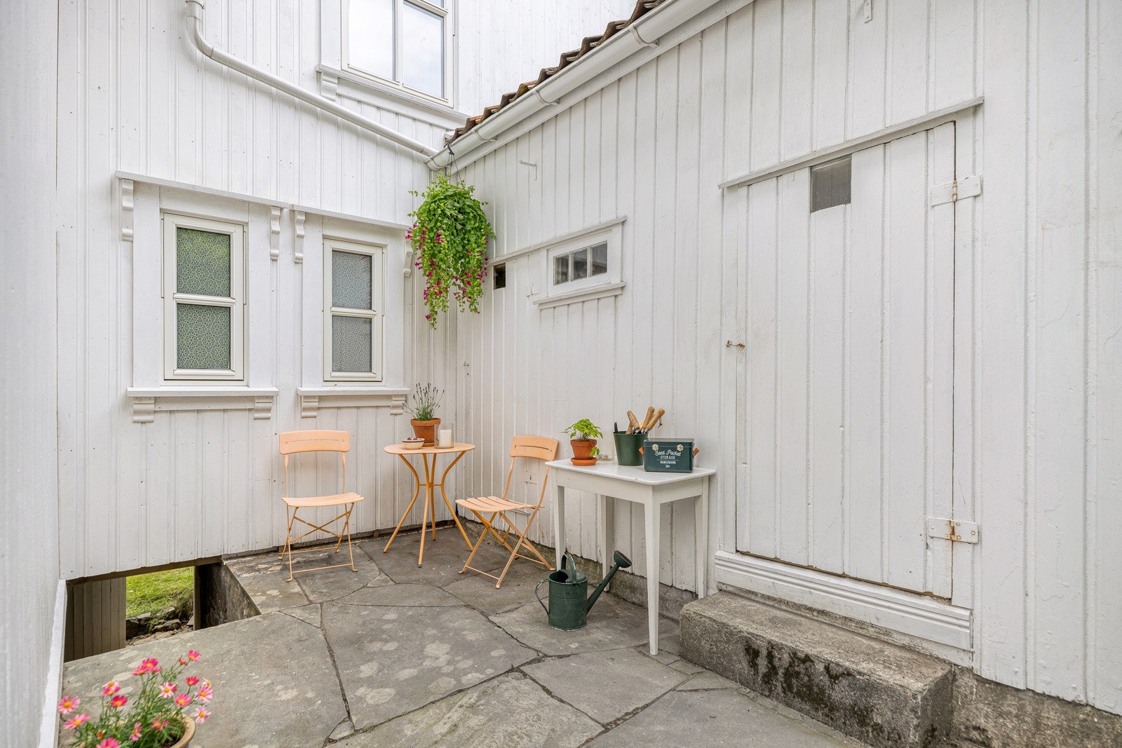 En hendig utebod er bygd inntil huset, og utenfor boden innbyr et skjermet gårdsrom til stille stunder med kaffekoppen. Galleribilde