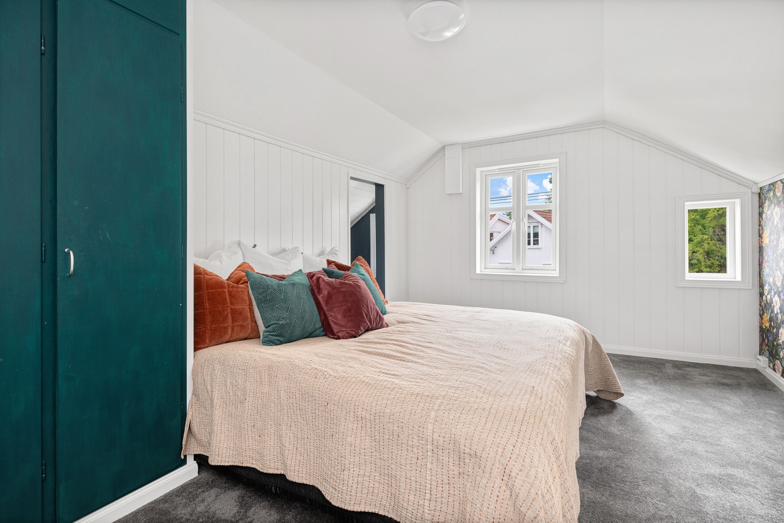 Tre soverom ligger sammen i andre etasje, svært praktisk hvis man har små barn. Galleribilde