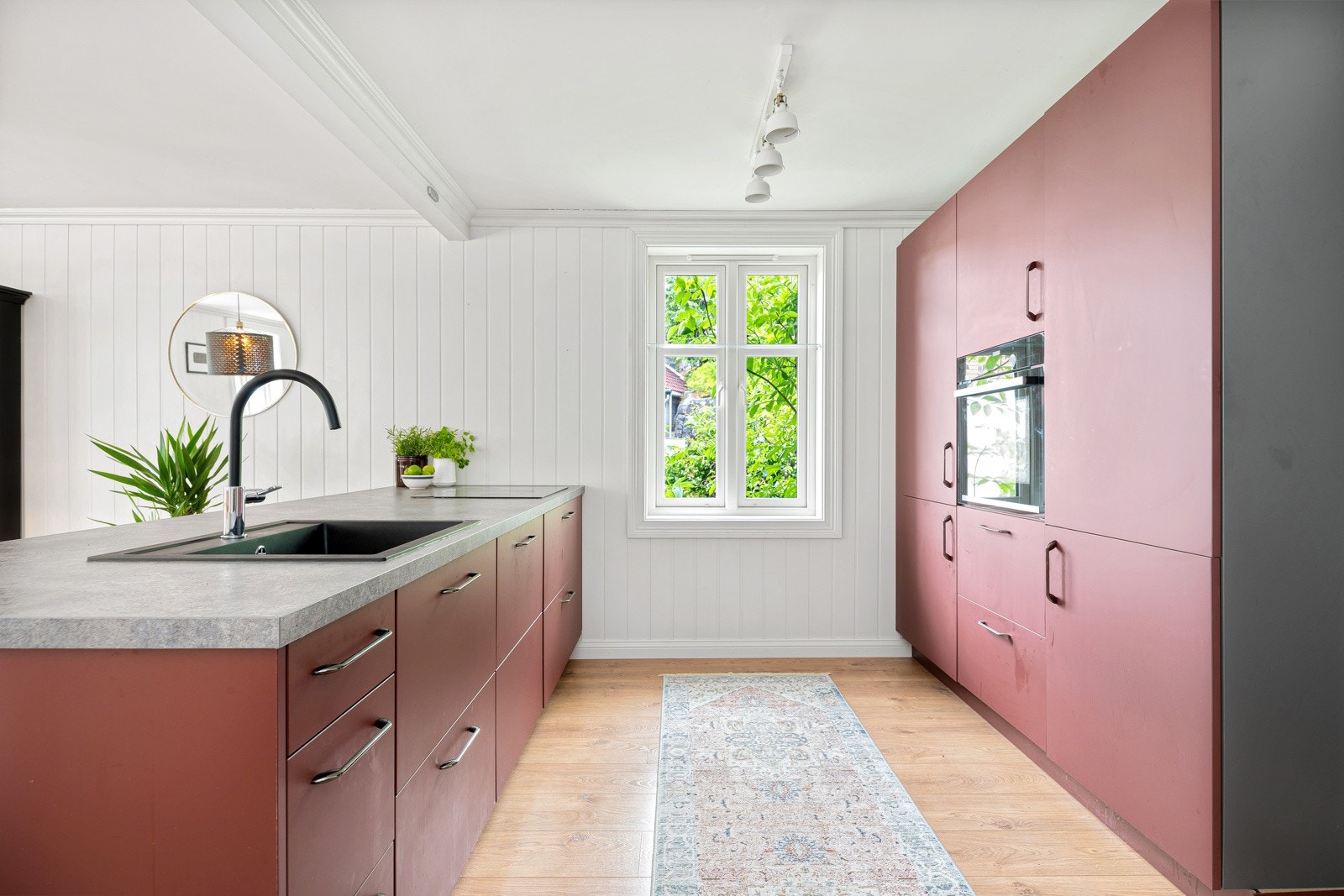 Kjøkkenet har god skap- og benkeplass i en topp moderne innredning. Galleribilde