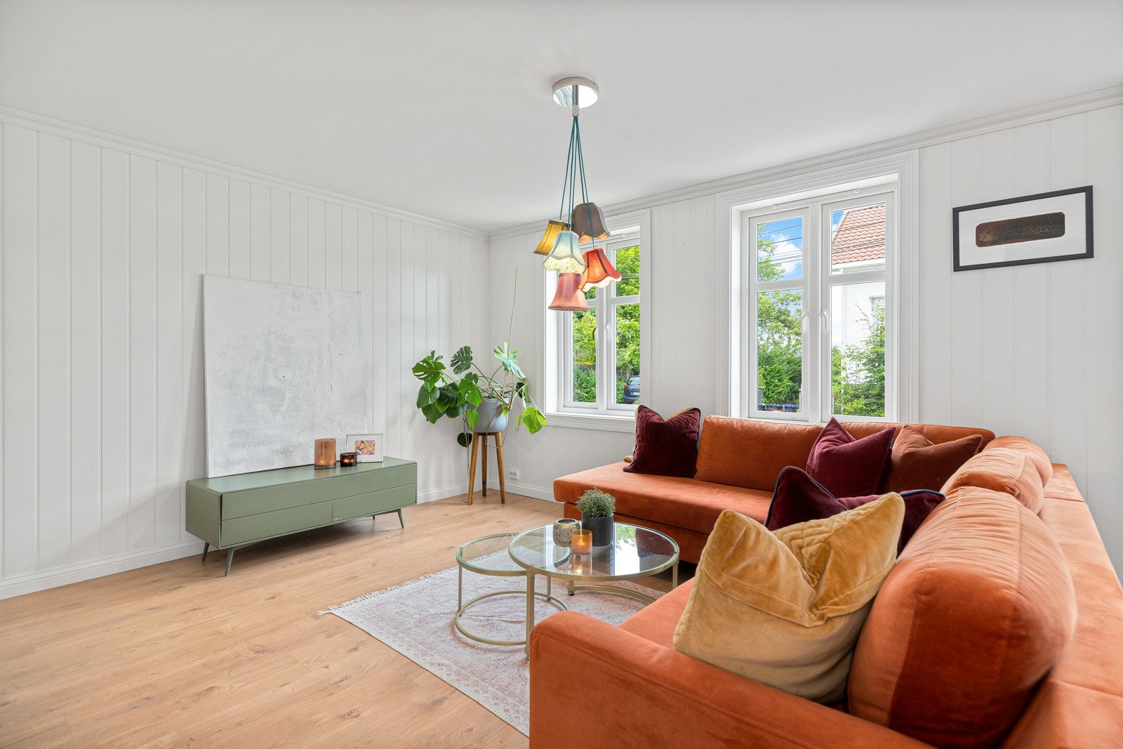 Stuen og kjøkkenet utgjør et stort og åpent allrom for hele familien, med mye naturlig lys via store vinduer. Galleribilde