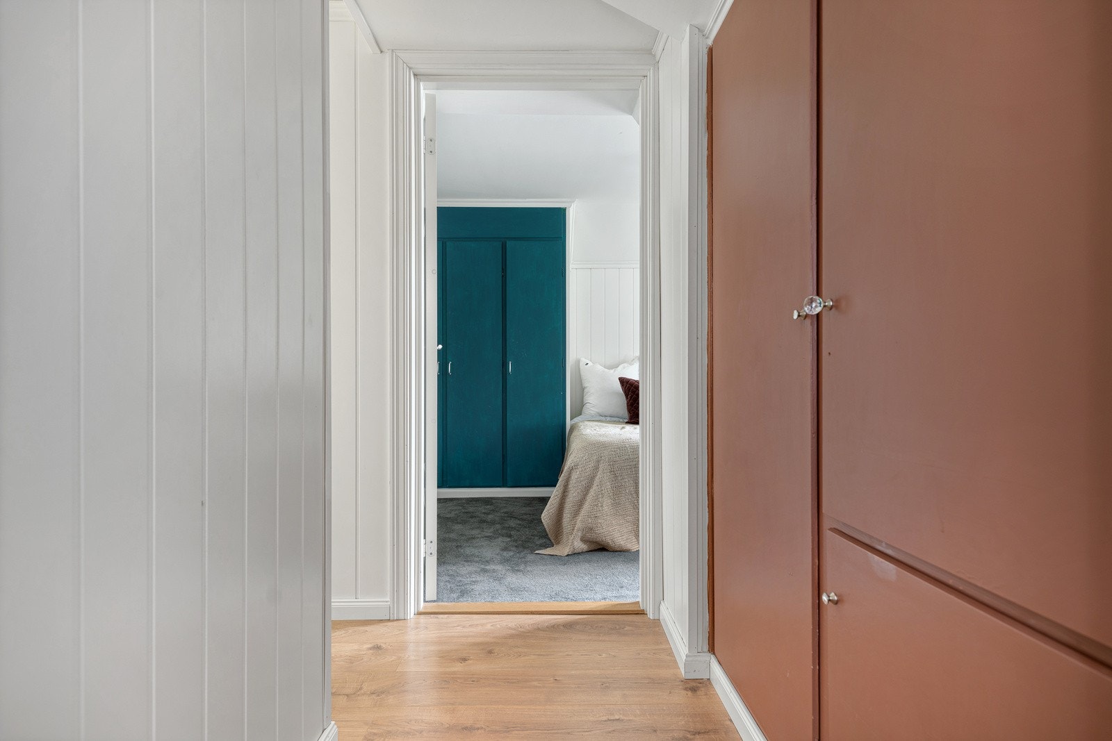 I gangen utenfor soverommene er de gamle plassbygde garderobeskapene ivaretatt. Galleribilde