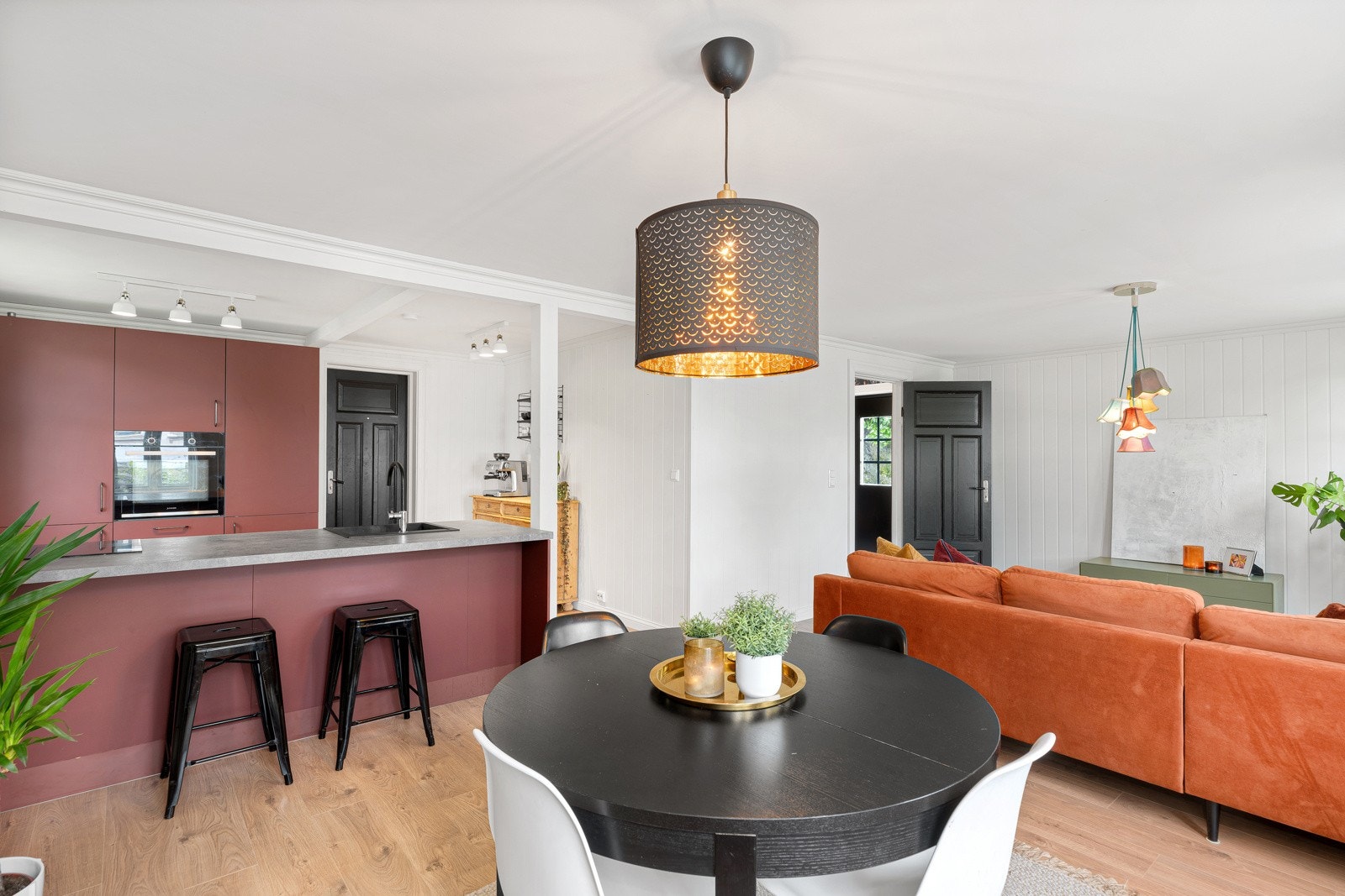 Sammen med alt lyset bidrar ekstra god takhøyde til en herlig og luftig atmosfære i rommet. Galleribilde