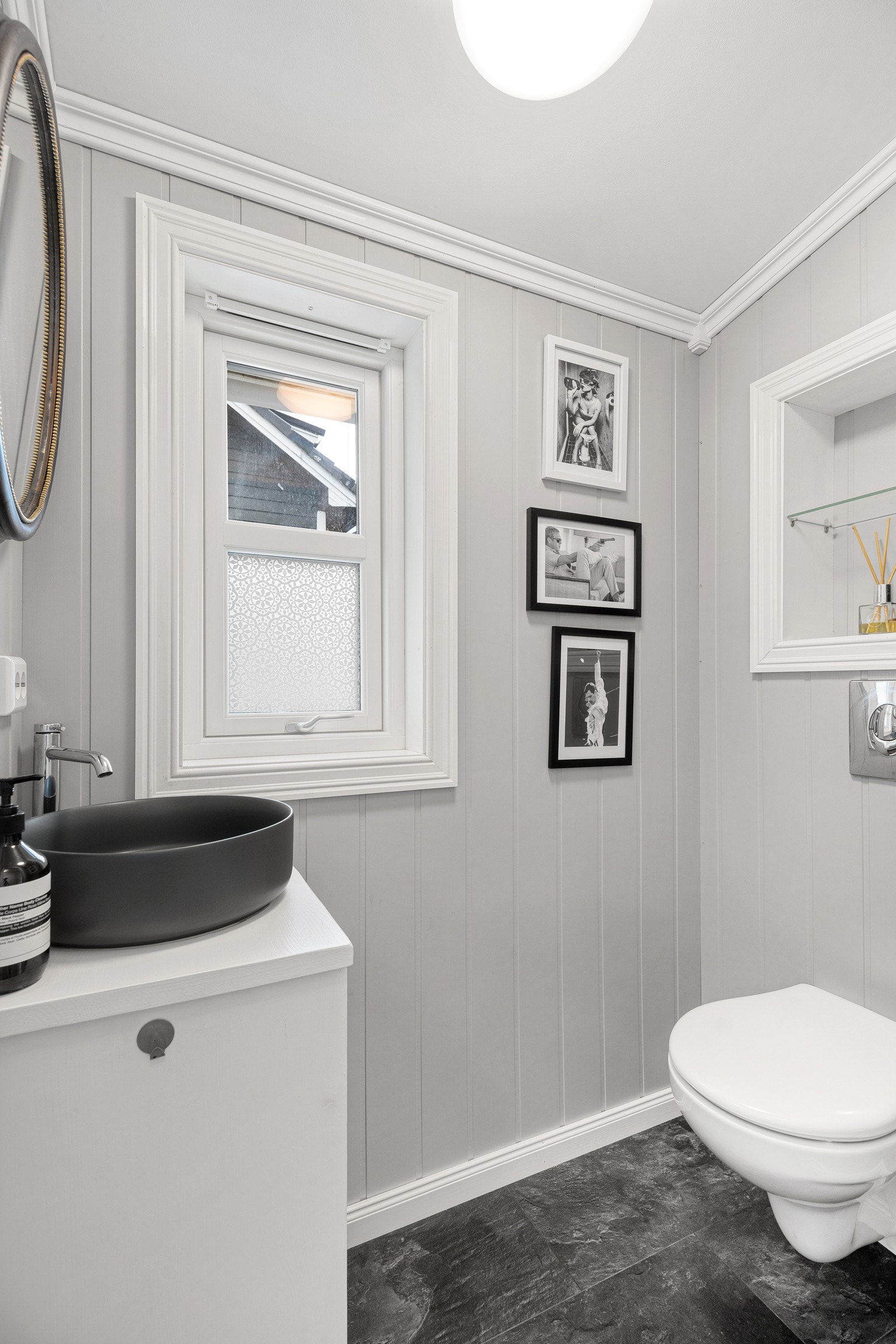 Soverommene har enkel tilgang til et wc-rom med vegghengt toalett og servant med underskap. Galleribilde