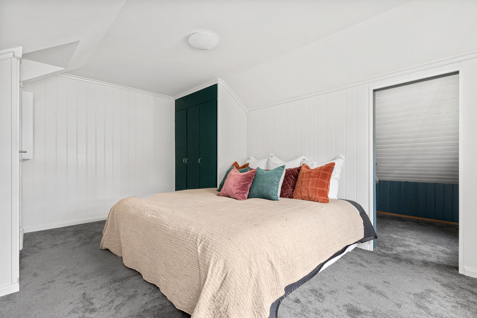 Hovedsoverommet er meget romslig, og har både et lite walk-in closet og et plassbygd garderobeskap. Galleribilde