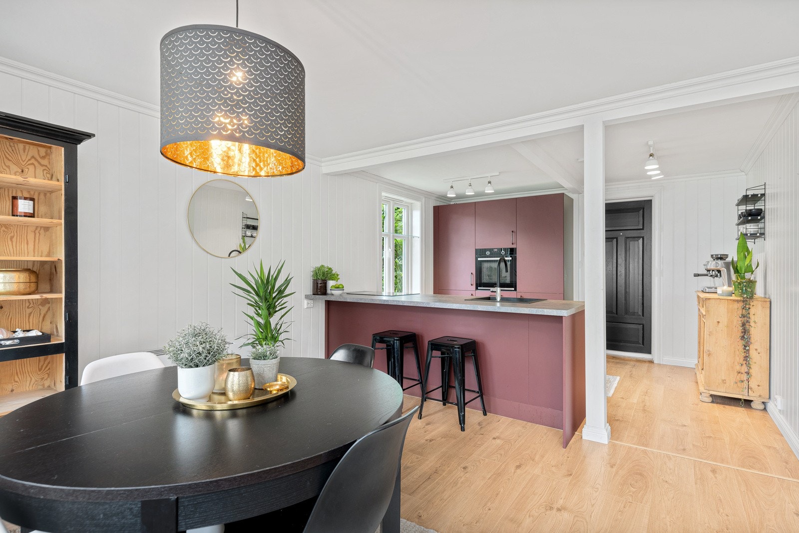 Stuen er naturlig inndelt i ulike brukssoner, og det passer utmerket å innrede med spisebord utenfor kjøkkenet. Galleribilde